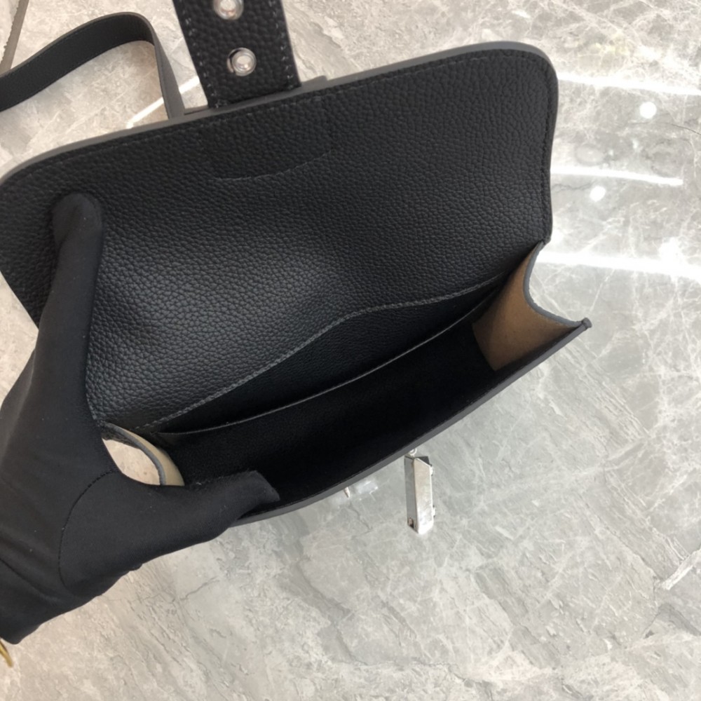 Hermès Roulis series pure black and white grain texture pig nose bag Hermès Roulis series pure black and white grain texture pig nose bag