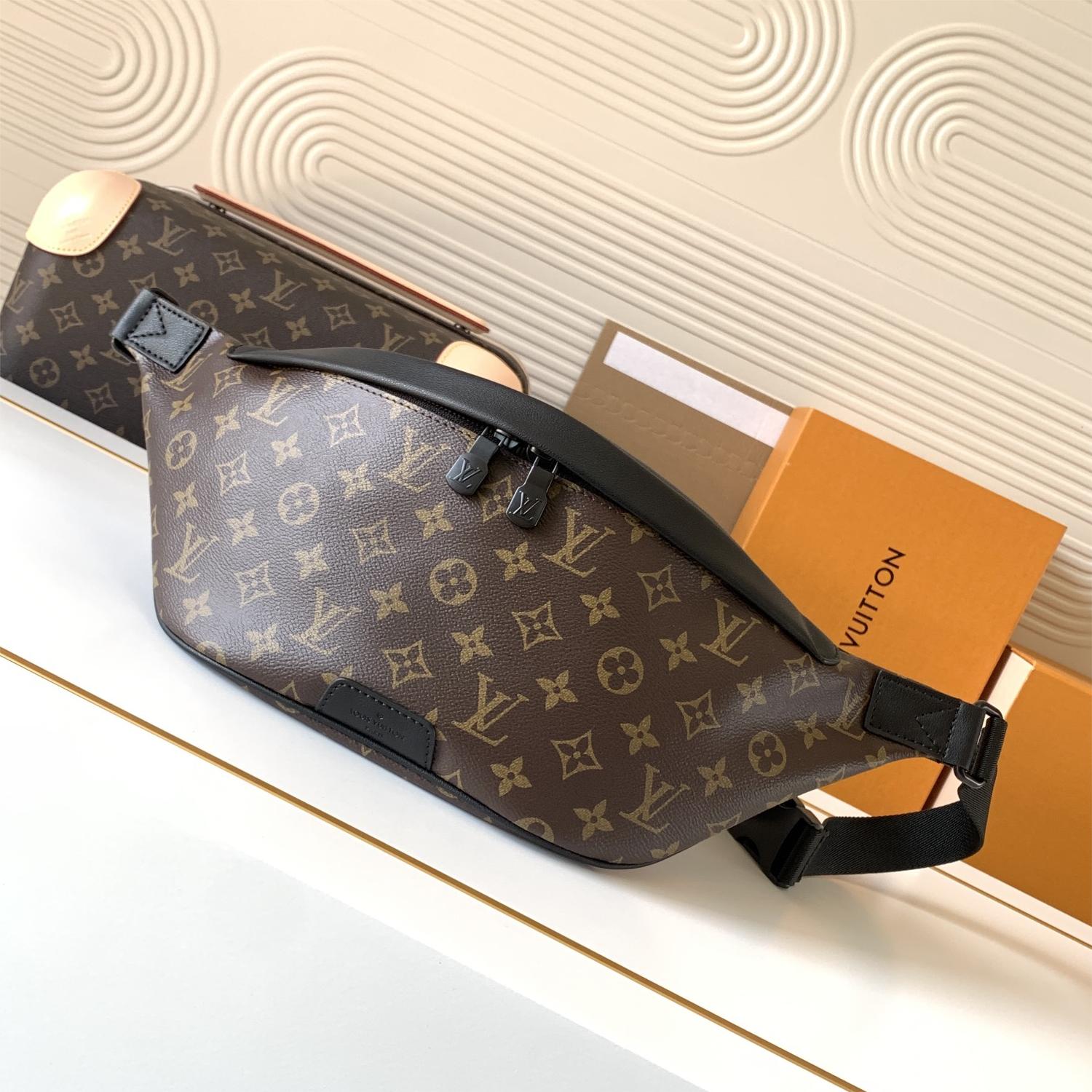 Louis Vuitton DISCOVERY Classic Canvas Textured Shoulder Strap Belt Bag Louis Vuitton DISCOVERY Classic Canvas Textured Shoulder Strap Belt Bag