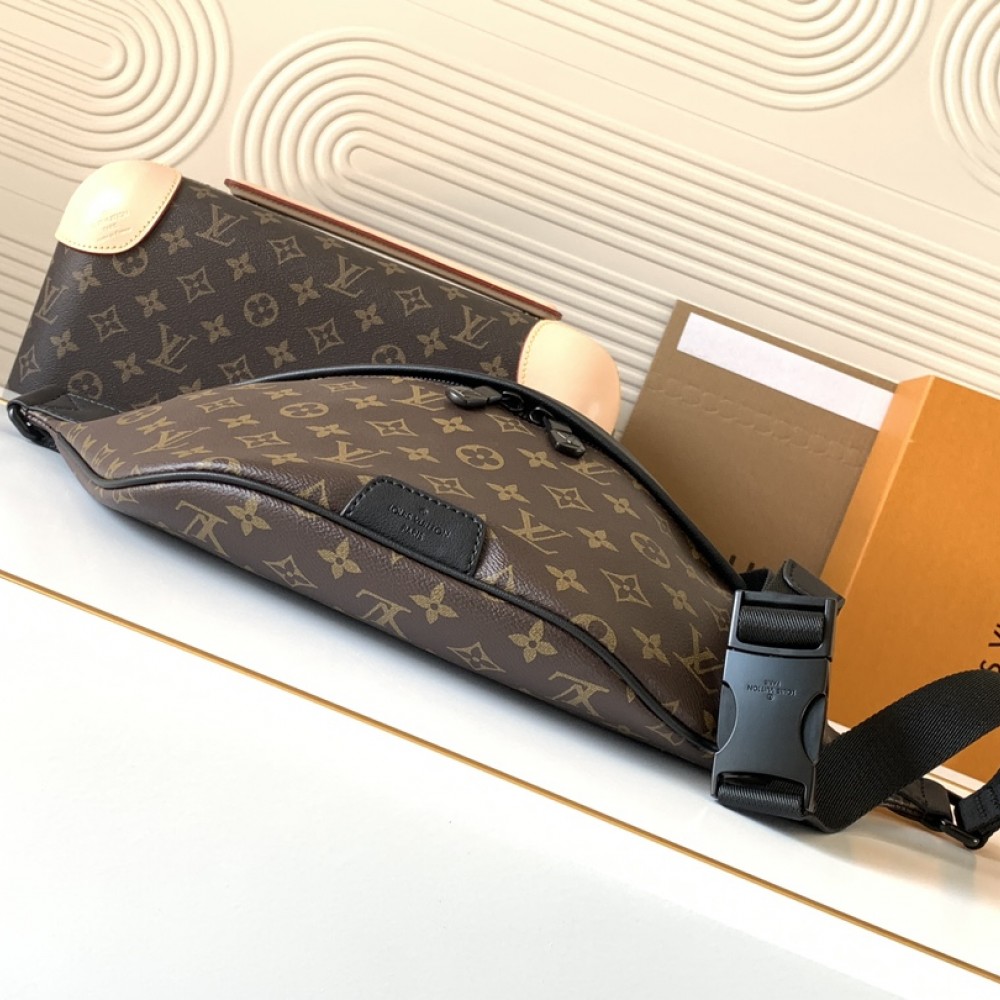 Louis Vuitton DISCOVERY Classic Canvas Textured Shoulder Strap Belt Bag Louis Vuitton DISCOVERY Classic Canvas Textured Shoulder Strap Belt Bag