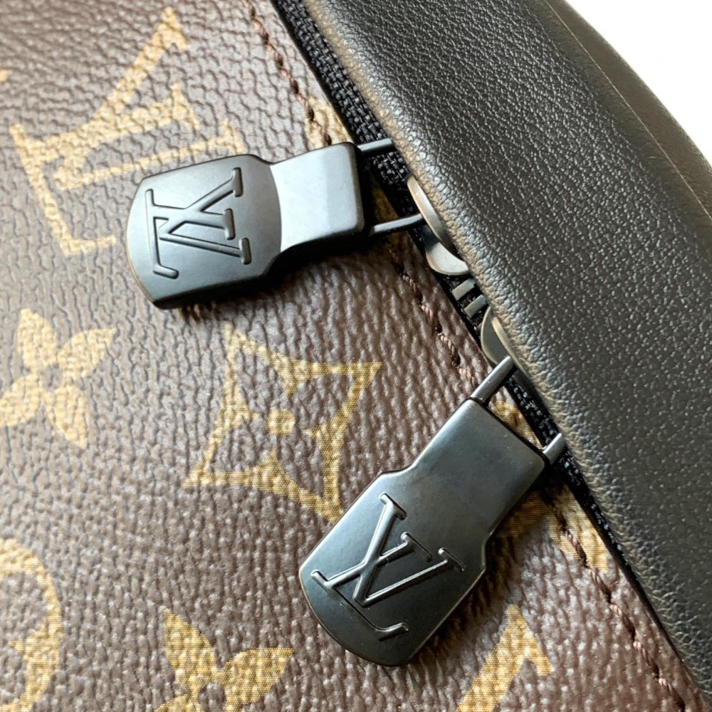 Louis Vuitton DISCOVERY Classic Canvas Textured Shoulder Strap Belt Bag Louis Vuitton DISCOVERY Classic Canvas Textured Shoulder Strap Belt Bag