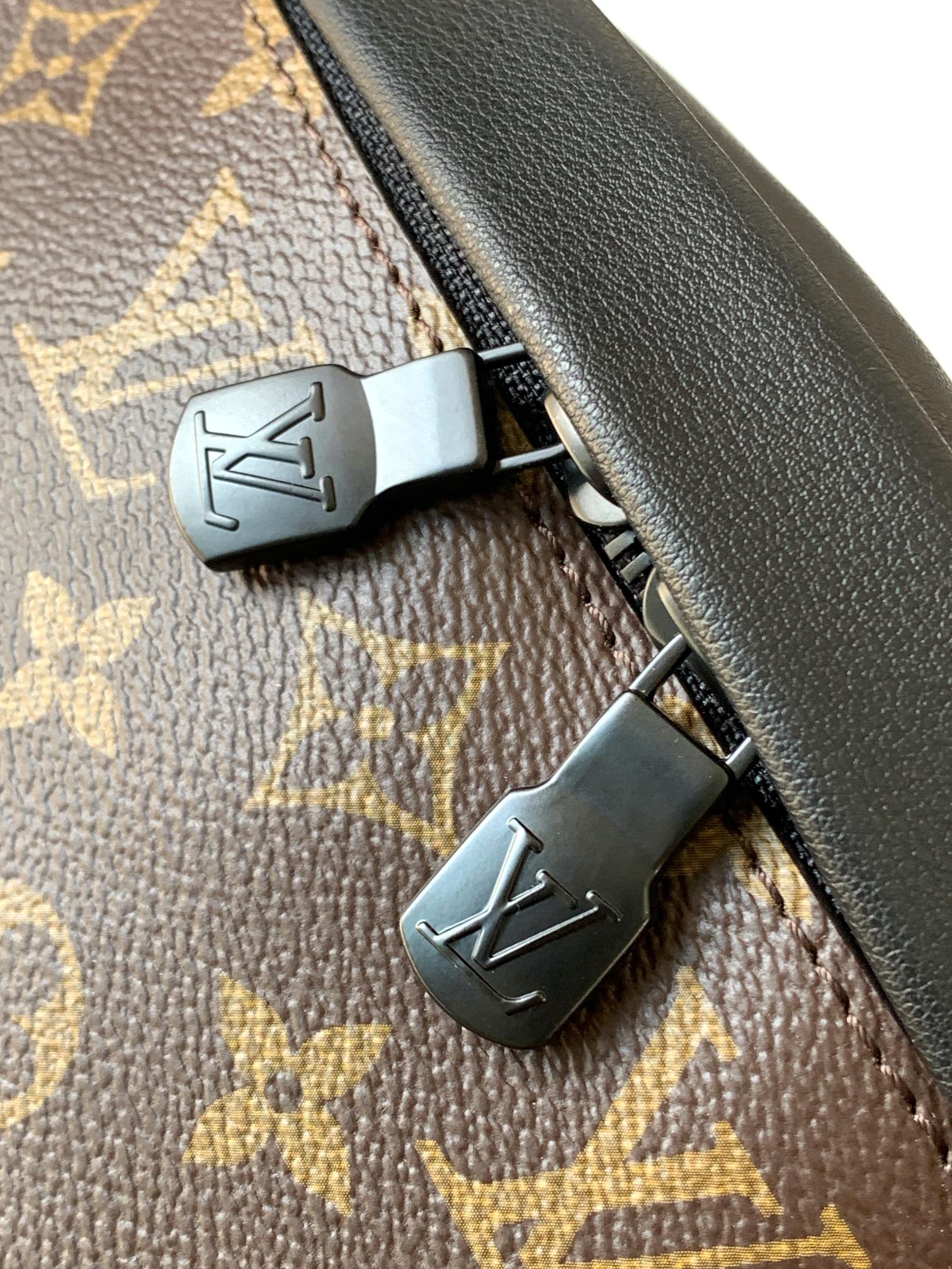 Louis Vuitton DISCOVERY Classic Canvas Textured Shoulder Strap Belt Bag Louis Vuitton DISCOVERY Classic Canvas Textured Shoulder Strap Belt Bag