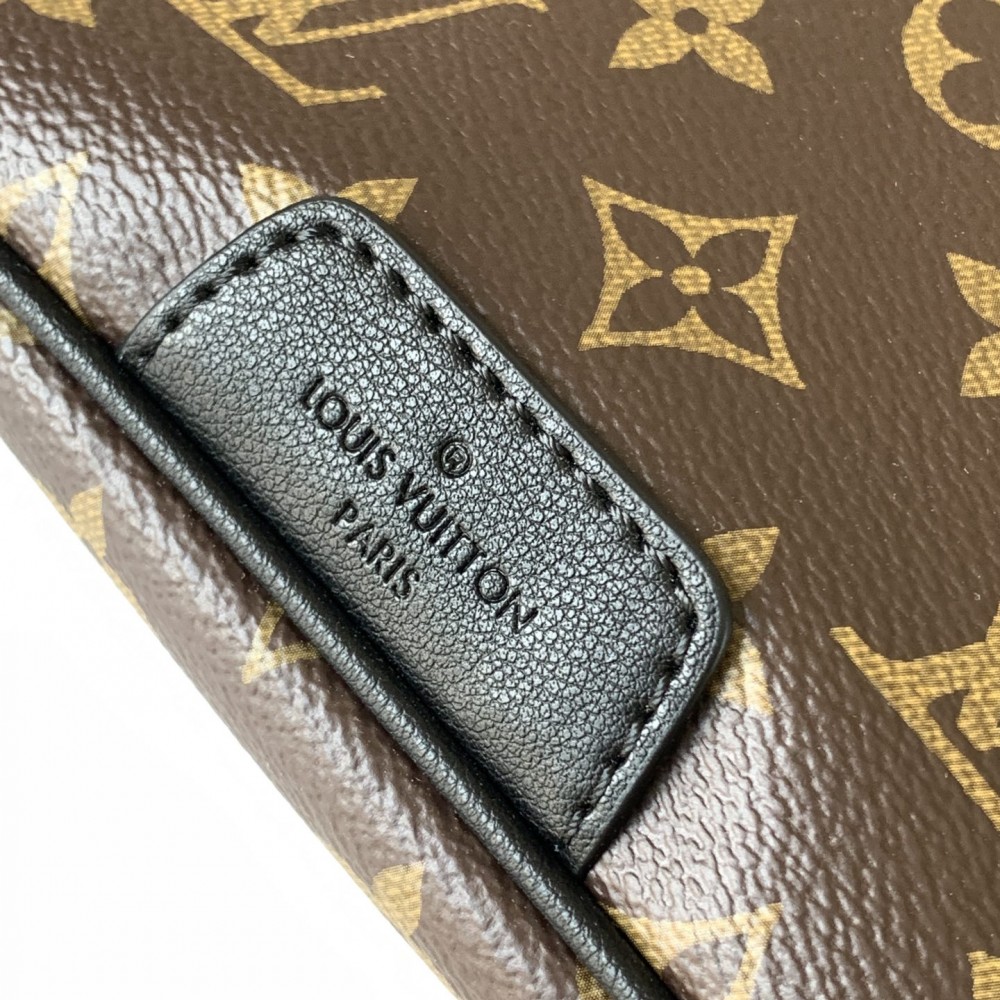 Louis Vuitton DISCOVERY Classic Canvas Textured Shoulder Strap Belt Bag Louis Vuitton DISCOVERY Classic Canvas Textured Shoulder Strap Belt Bag