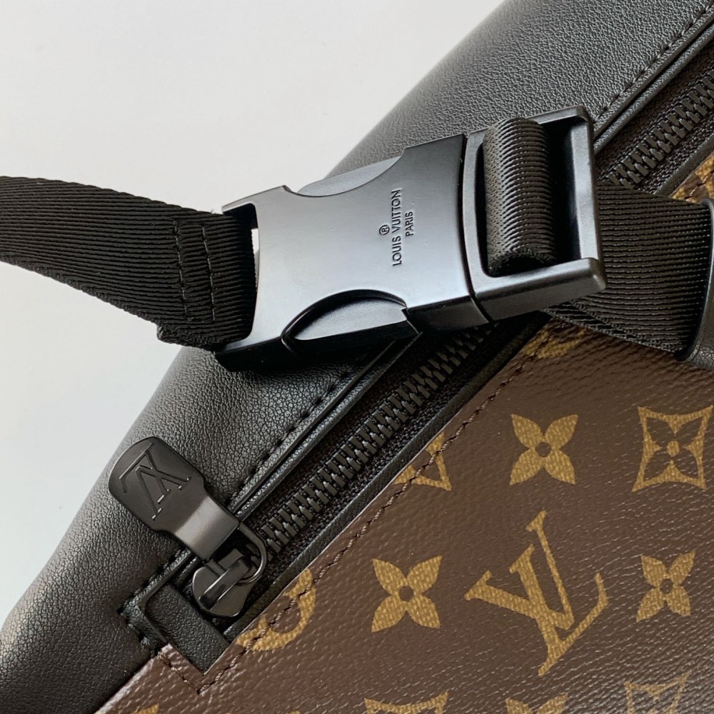 Louis Vuitton DISCOVERY Classic Canvas Textured Shoulder Strap Belt Bag Louis Vuitton DISCOVERY Classic Canvas Textured Shoulder Strap Belt Bag