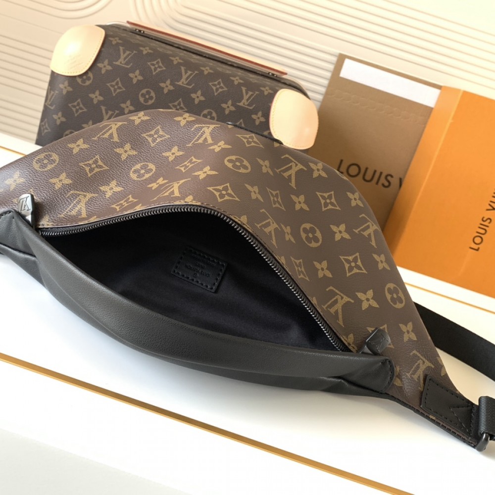 Louis Vuitton DISCOVERY Classic Canvas Textured Shoulder Strap Belt Bag Louis Vuitton DISCOVERY Classic Canvas Textured Shoulder Strap Belt Bag