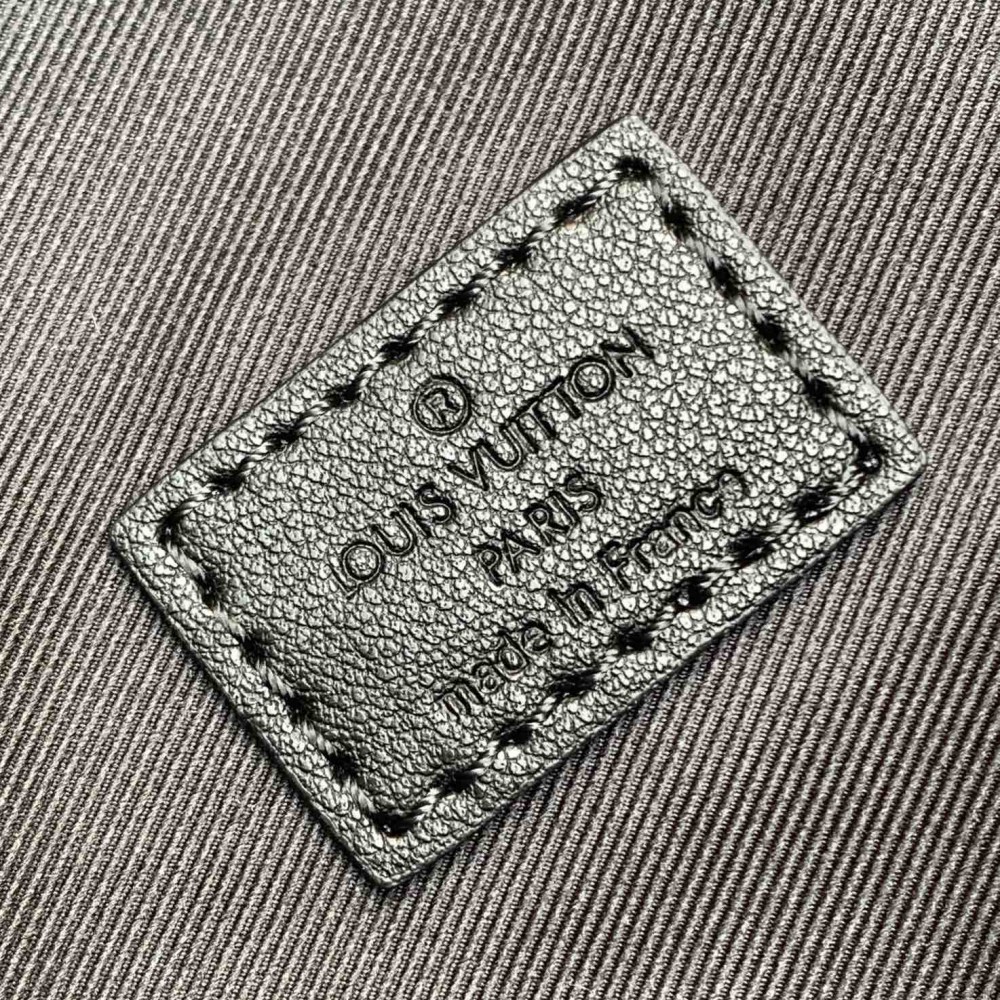 Louis Vuitton DISCOVERY Classic Canvas Textured Shoulder Strap Belt Bag Louis Vuitton DISCOVERY Classic Canvas Textured Shoulder Strap Belt Bag