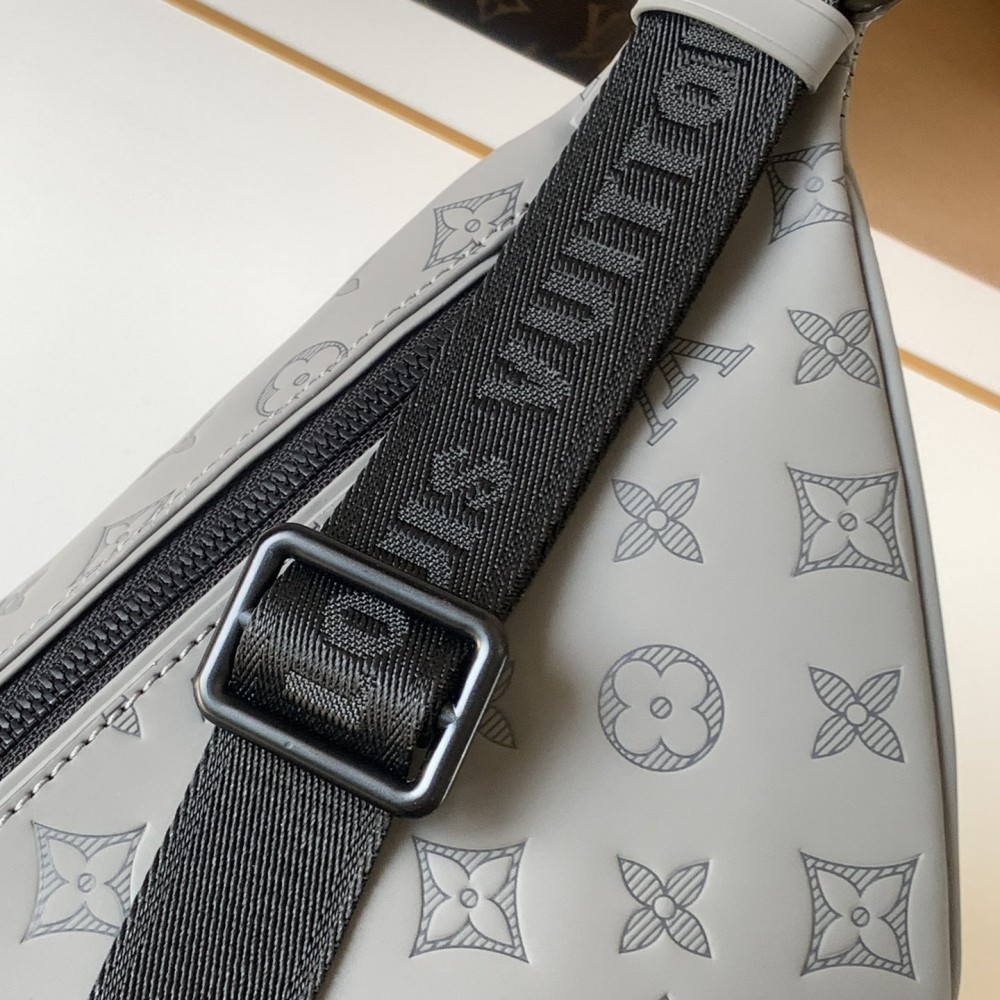 Louis Vuitton DISCOVERY classic off-white canvas shoulder strap waist bag Louis Vuitton DISCOVERY classic off-white canvas shoulder strap waist bag