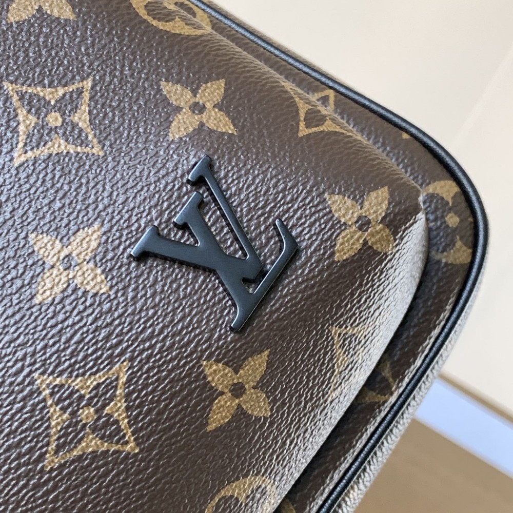 Louis Vuitton Canvas Textured Collection Classic Brown Chest Bag Louis Vuitton Canvas Textured Collection Classic Brown Chest Bag