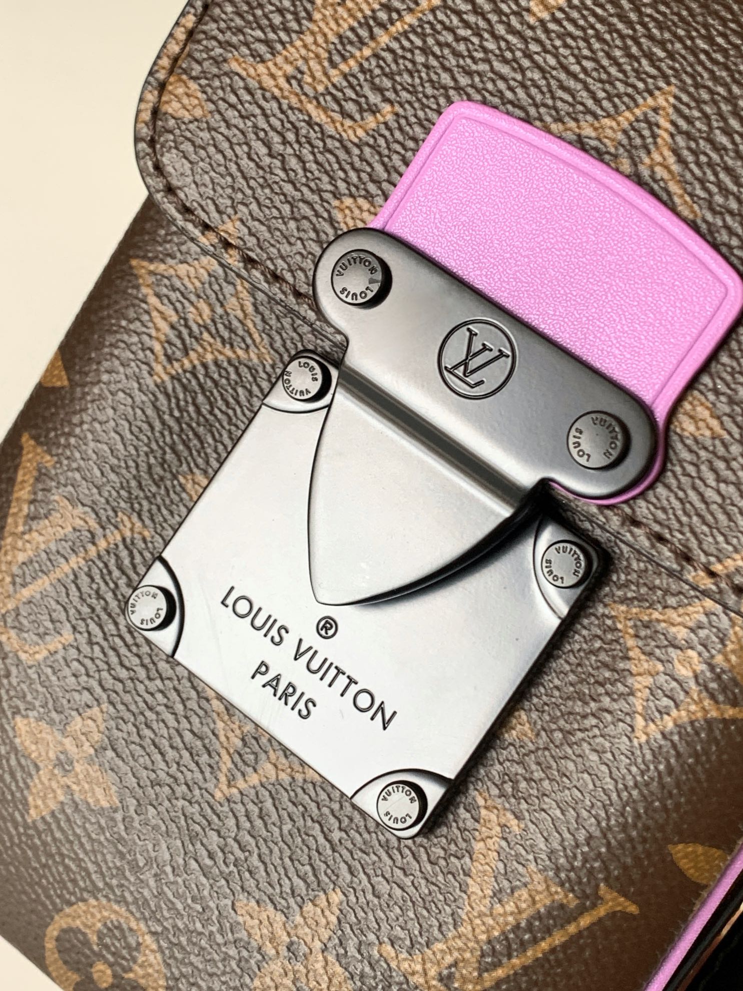 Louis Vuitton NIL canvas textured messenger bag Louis Vuitton NIL canvas textured messenger bag