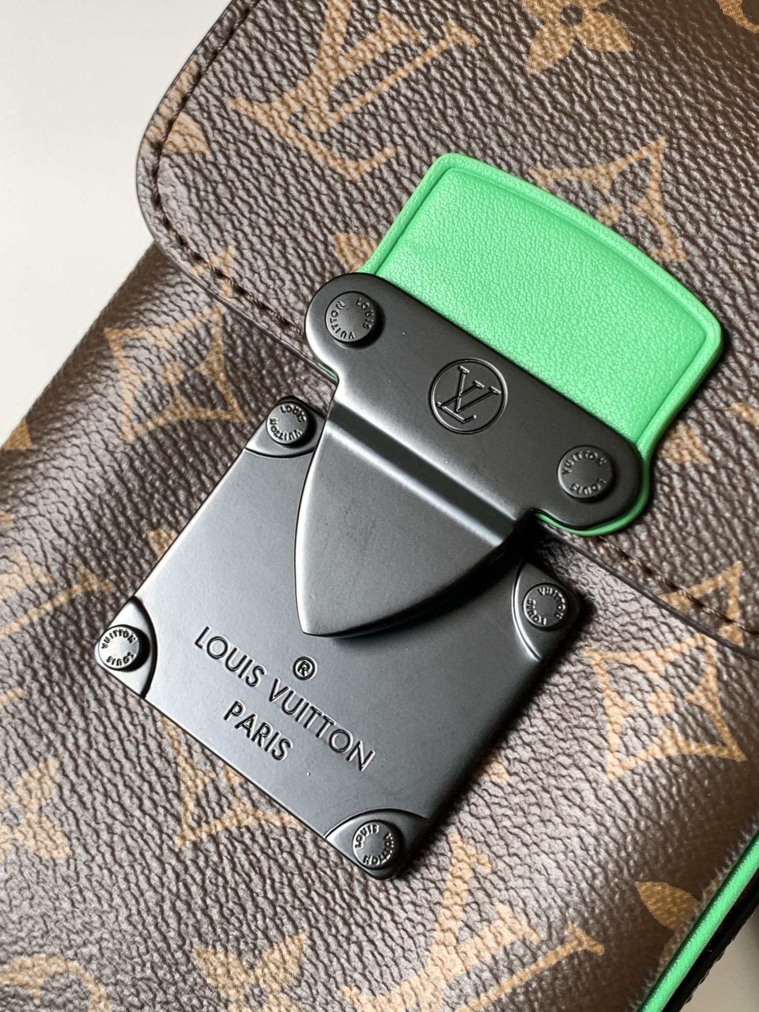 Louis Vuitton NIL series green embellished canvas textured messenger bag Louis Vuitton NIL series green embellished canvas textured messenger bag
