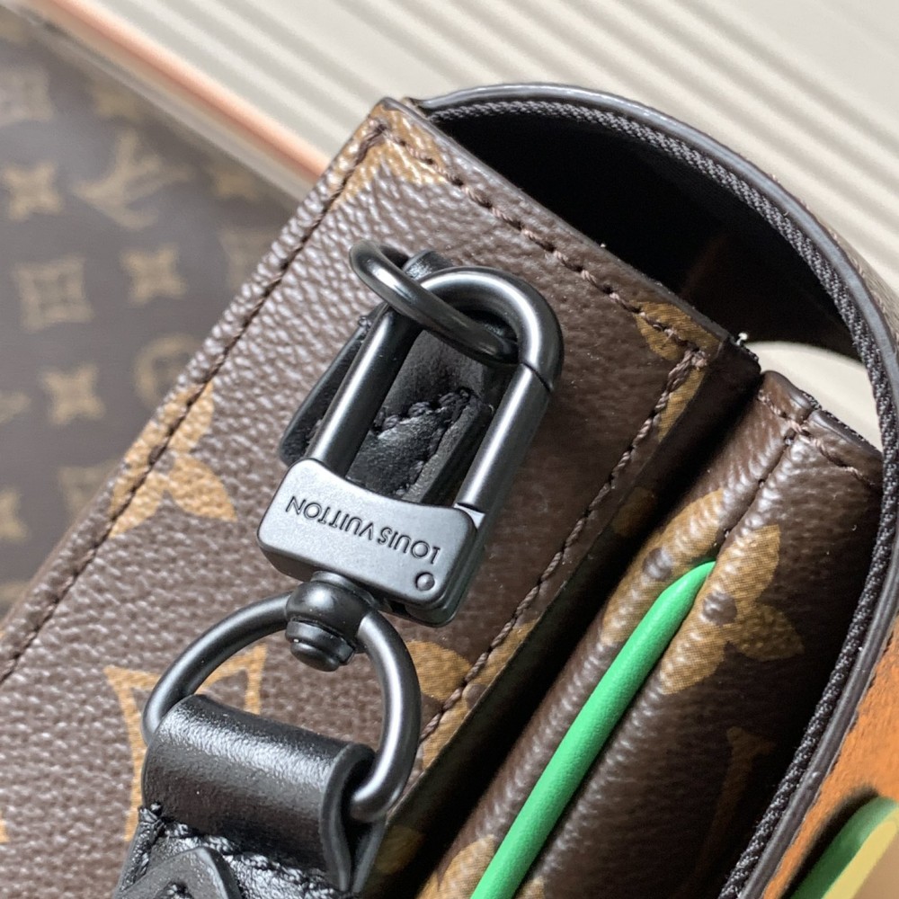 Louis Vuitton NIL series green embellished canvas textured messenger bag Louis Vuitton NIL series green embellished canvas textured messenger bag