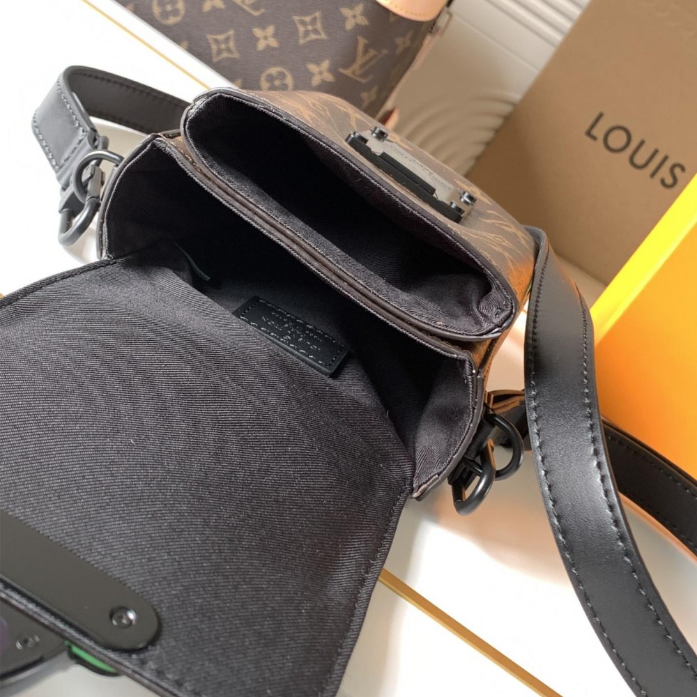 Louis Vuitton NIL series green embellished canvas textured messenger bag Louis Vuitton NIL series green embellished canvas textured messenger bag