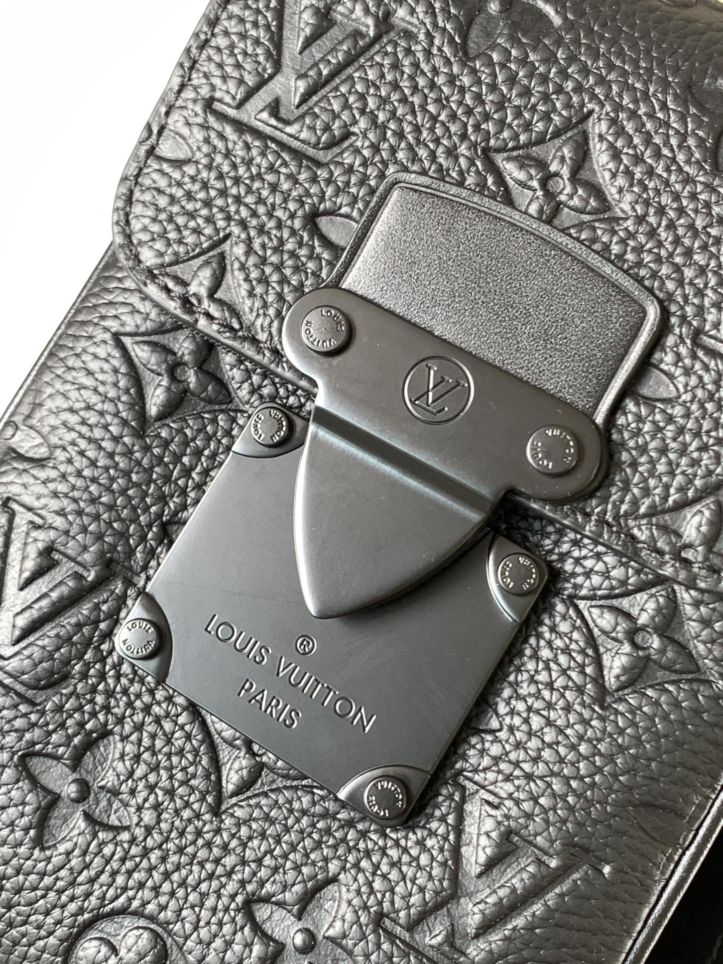 Louis Vuitton NIL pure black canvas textured leather messenger bag Louis Vuitton NIL pure black canvas textured leather messenger bag