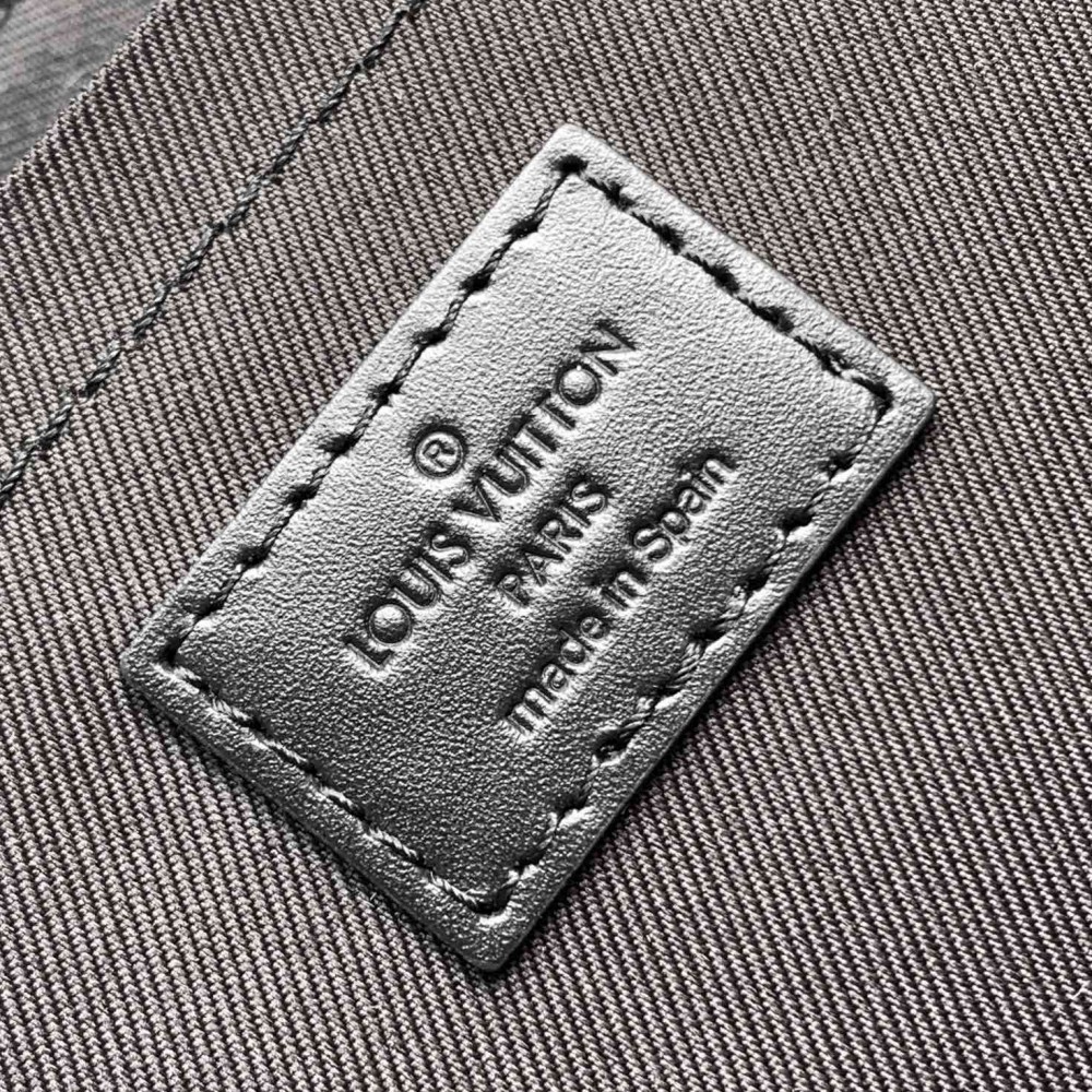 Louis Vuitton AVENUE series pure black checkerboard texture leather shoulder bag Louis Vuitton AVENUE series pure black checkerboard texture leather shoulder bag