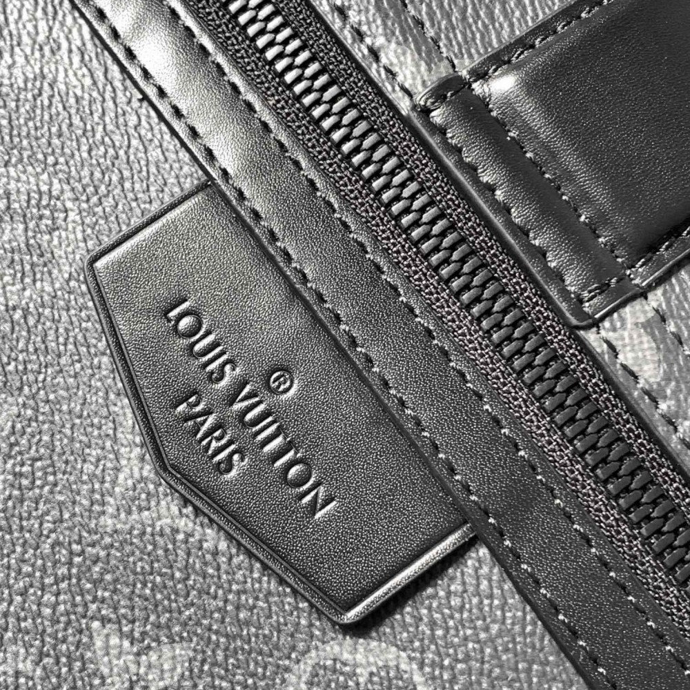 Louis Vuitton AVENUE series pure black checkerboard texture leather shoulder bag Louis Vuitton AVENUE series pure black checkerboard texture leather shoulder bag