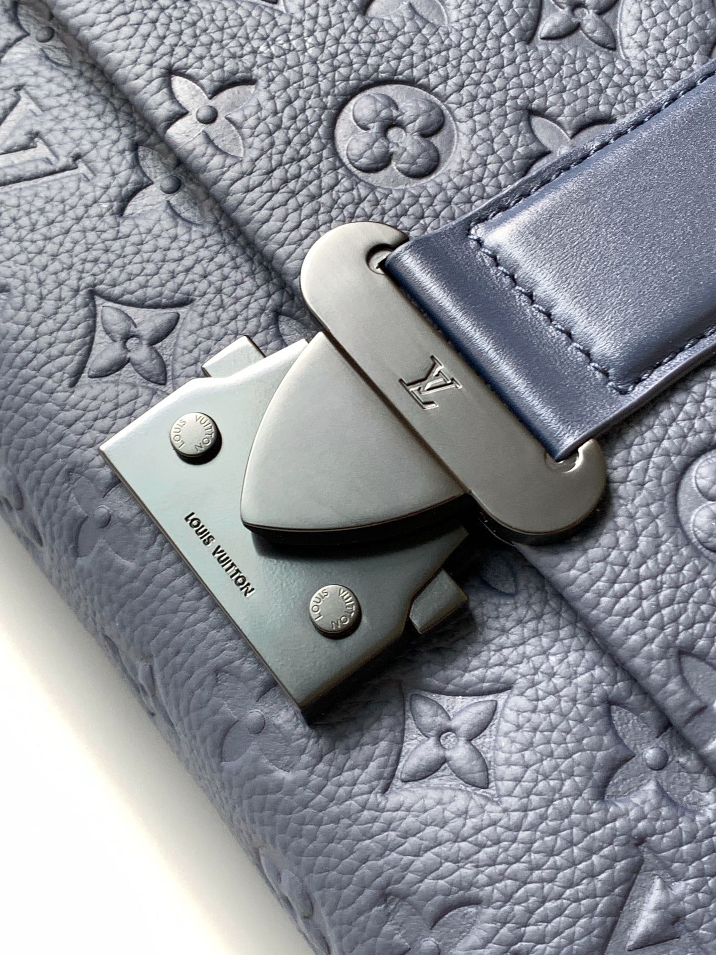 Louis Vuitton AVENUE series dark blue checkerboard textured leather shoulder bag Louis Vuitton AVENUE series dark blue checkerboard textured leather shoulder bag