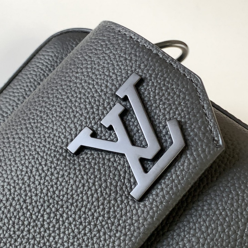 Louis Vuitton AVENUE series pure black genuine leather texture shoulder bag Louis Vuitton AVENUE series pure black genuine leather texture shoulder bag