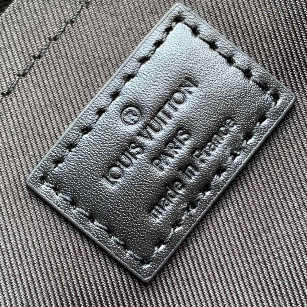 Louis Vuitton AVENUE series pure black genuine leather texture shoulder bag Louis Vuitton AVENUE series pure black genuine leather texture shoulder bag