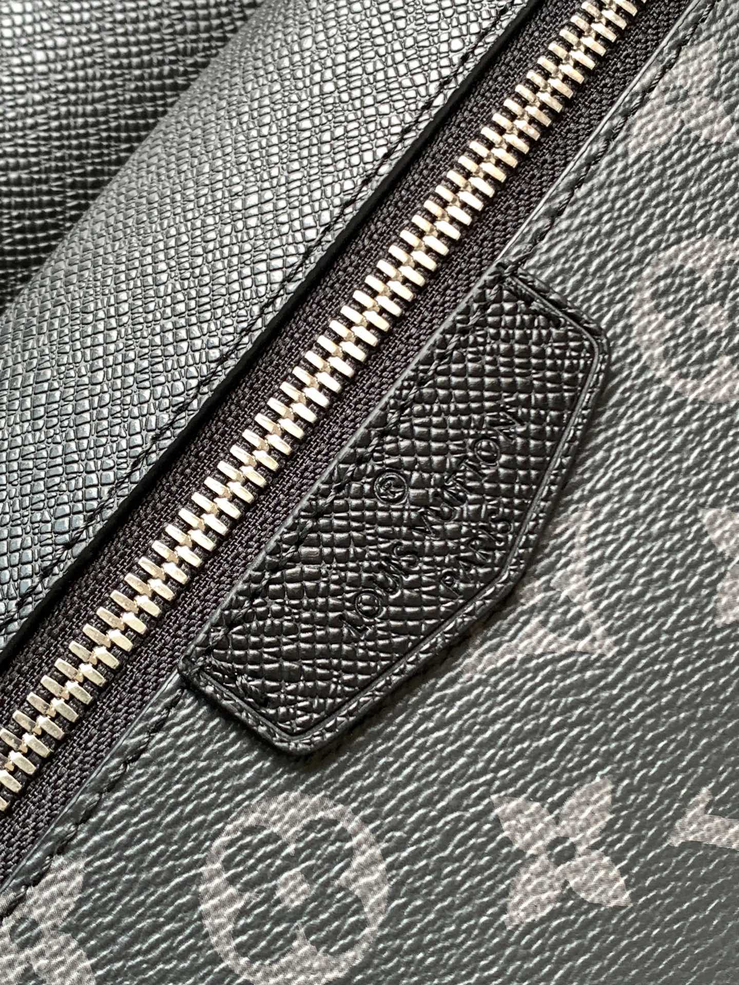 Louis Vuitton AVENUE series pure black leather canvas textured shoulder bag Louis Vuitton AVENUE series pure black leather canvas textured shoulder bag