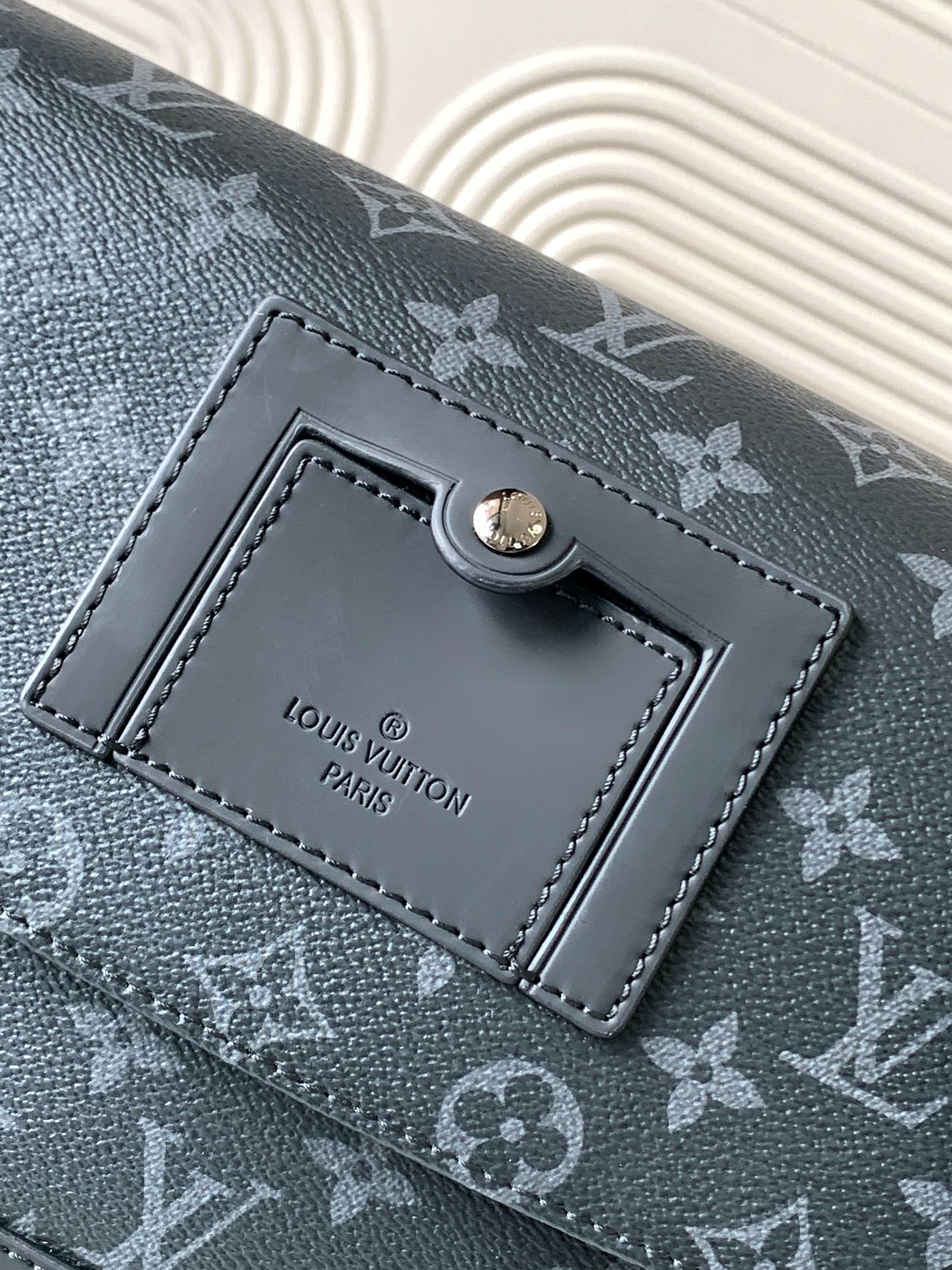 Louis Vuitton NIL series pure black leather canvas textured messenger bag Louis Vuitton NIL series pure black leather canvas textured messenger bag