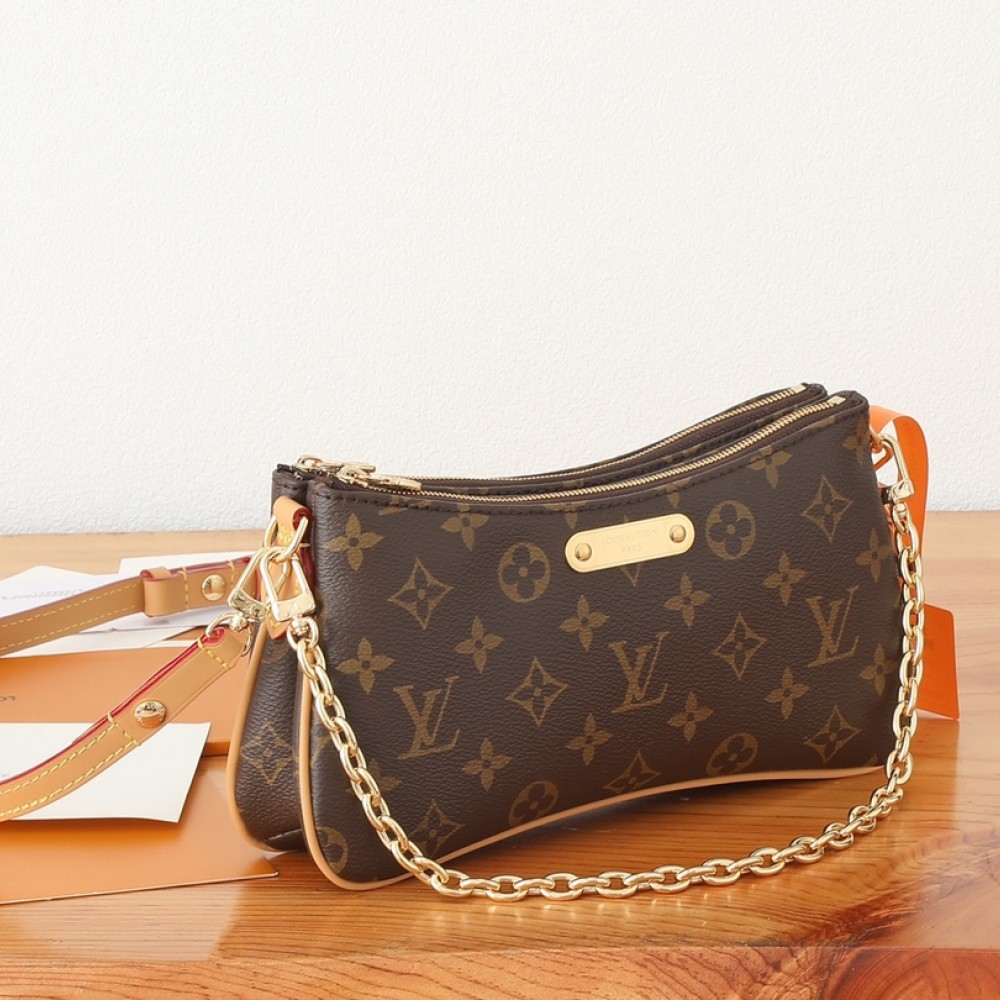 Louis Vuitton Neverfull Medium Leather Bag with Metal Chain Louis Vuitton Neverfull Medium Leather Bag with Metal Chain