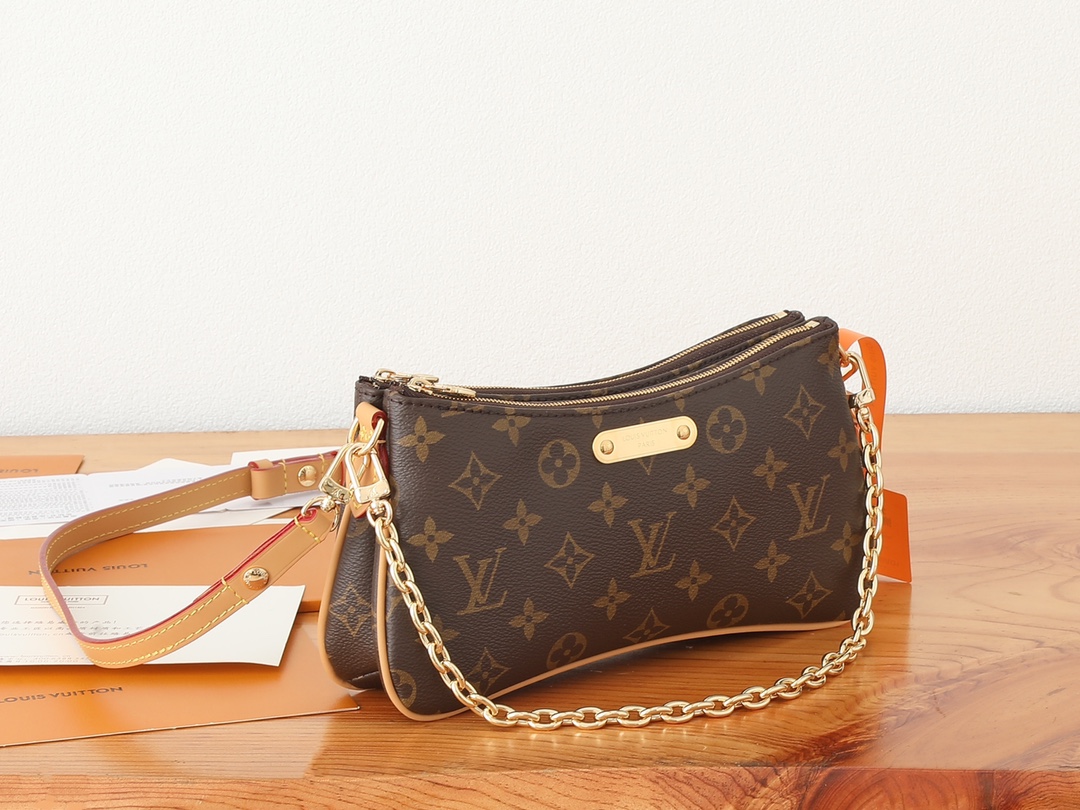 Louis Vuitton Neverfull Medium Leather Bag with Metal Chain Louis Vuitton Neverfull Medium Leather Bag with Metal Chain