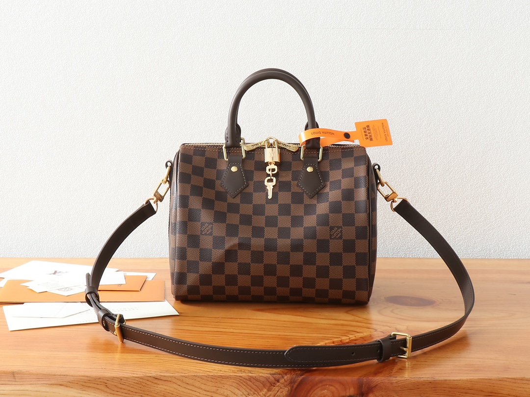 Louis Vuitton SPEEDY BANDOULIÈRE Classic Diamond Textured Leather Shoulder Bag Louis Vuitton SPEEDY BANDOULIÈRE Classic Diamond Textured Leather Shoulder Bag