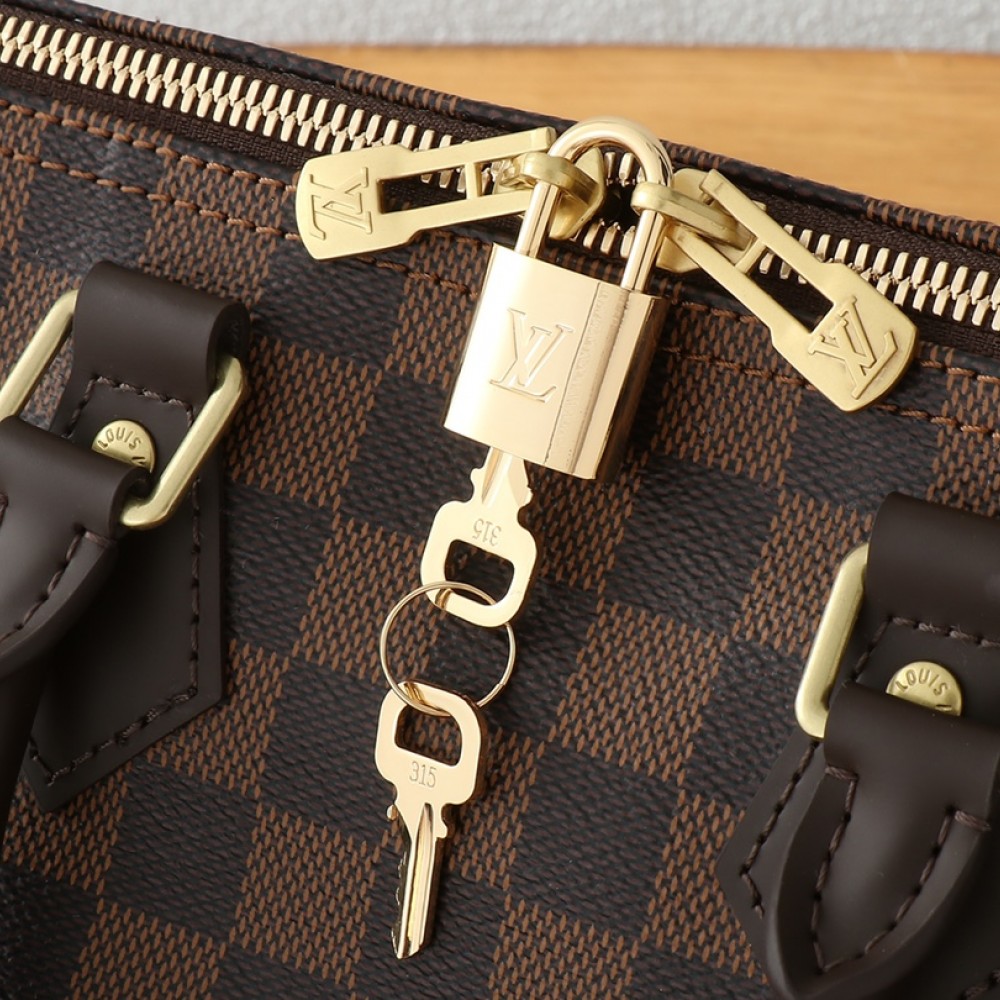 Louis Vuitton SPEEDY BANDOULIÈRE Classic Diamond Textured Leather Shoulder Bag Louis Vuitton SPEEDY BANDOULIÈRE Classic Diamond Textured Leather Shoulder Bag