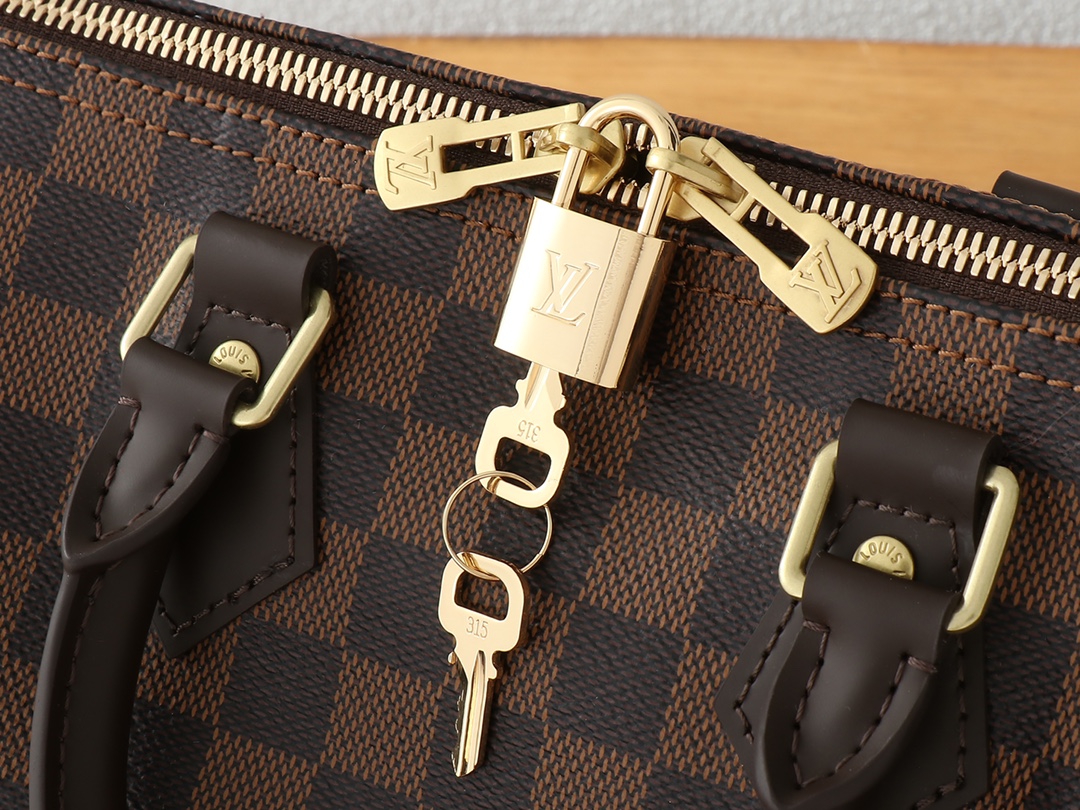 Louis Vuitton SPEEDY BANDOULIÈRE Classic Diamond Textured Leather Shoulder Bag Louis Vuitton SPEEDY BANDOULIÈRE Classic Diamond Textured Leather Shoulder Bag