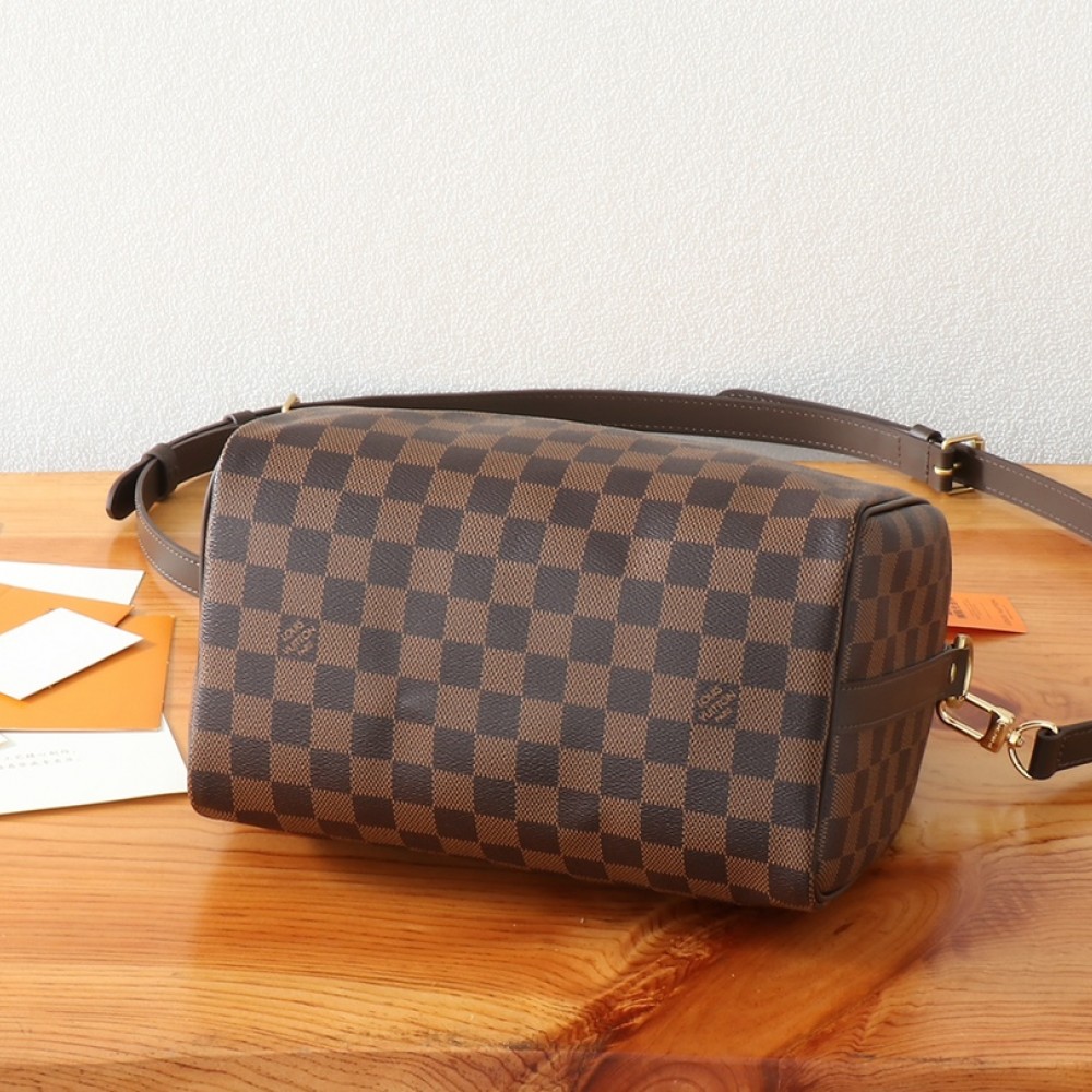 Louis Vuitton SPEEDY BANDOULIÈRE Classic Diamond Textured Leather Shoulder Bag Louis Vuitton SPEEDY BANDOULIÈRE Classic Diamond Textured Leather Shoulder Bag