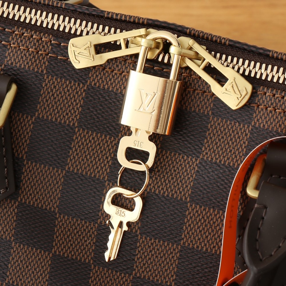 Louis Vuitton SPEEDY BANDOULIÈRE Large Classic Diamond Textured Leather Shoulder Bag Louis Vuitton SPEEDY BANDOULIÈRE Large Classic Diamond Textured Leather Shoulder Bag
