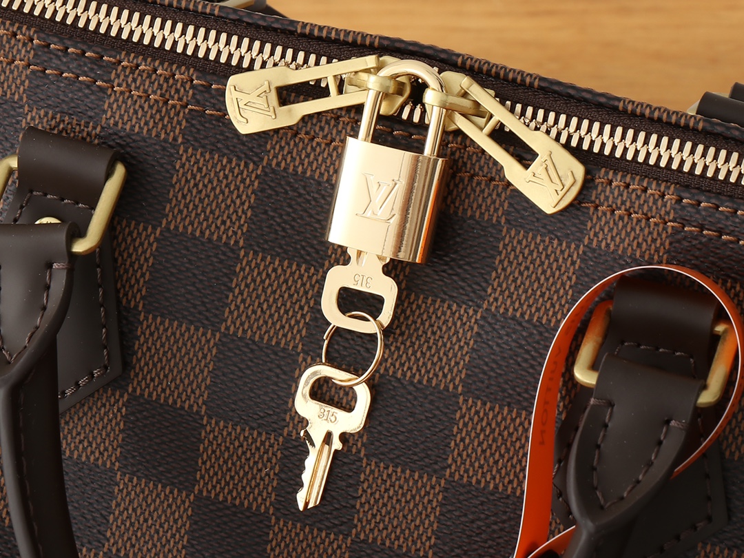 Louis Vuitton SPEEDY BANDOULIÈRE Large Classic Diamond Textured Leather Shoulder Bag Louis Vuitton SPEEDY BANDOULIÈRE Large Classic Diamond Textured Leather Shoulder Bag