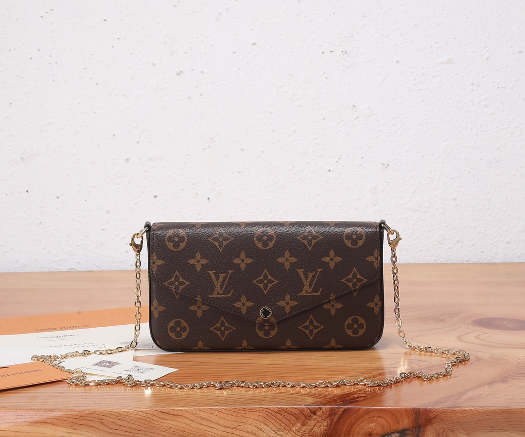 Louis Vuitton CAPUCINES classic canvas textured leather hardware chain handbag Louis Vuitton CAPUCINES classic canvas textured leather hardware chain handbag
