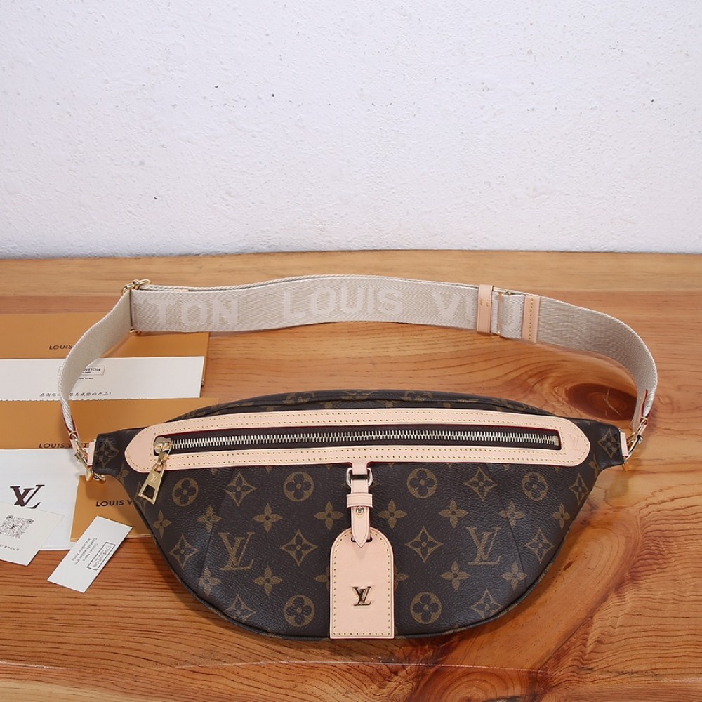 Louis Vuitton DISCOVERY Small Belt Bag in Textured Canvas and Leather Louis Vuitton DISCOVERY Small Belt Bag in Textured Canvas and Leather