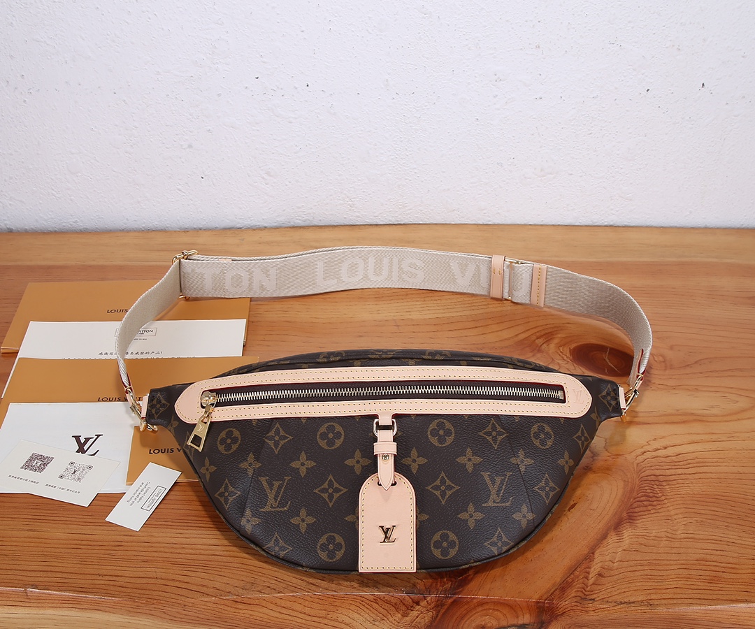 Louis Vuitton DISCOVERY Small Belt Bag in Textured Canvas and Leather Louis Vuitton DISCOVERY Small Belt Bag in Textured Canvas and Leather