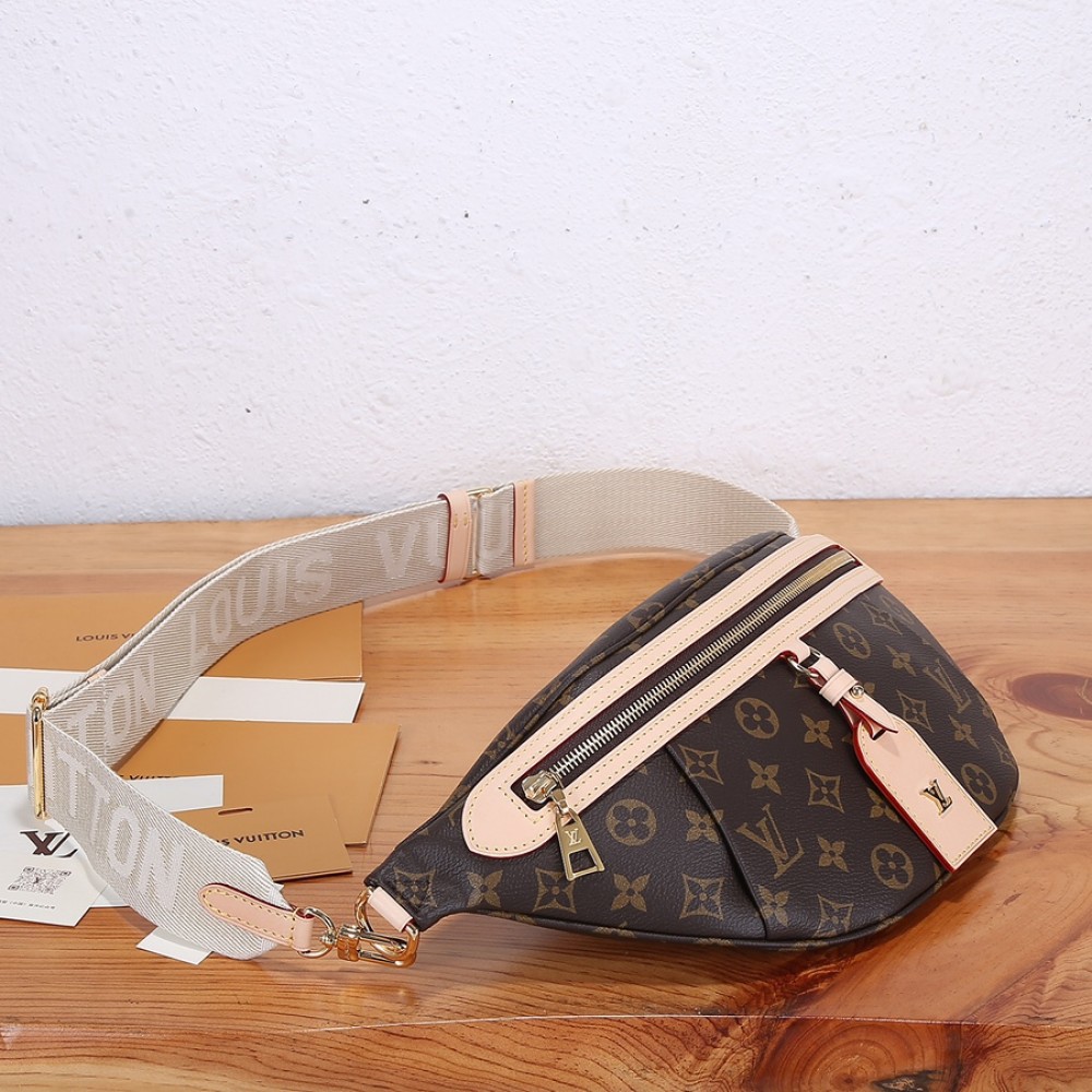 Louis Vuitton DISCOVERY Small Belt Bag in Textured Canvas and Leather Louis Vuitton DISCOVERY Small Belt Bag in Textured Canvas and Leather