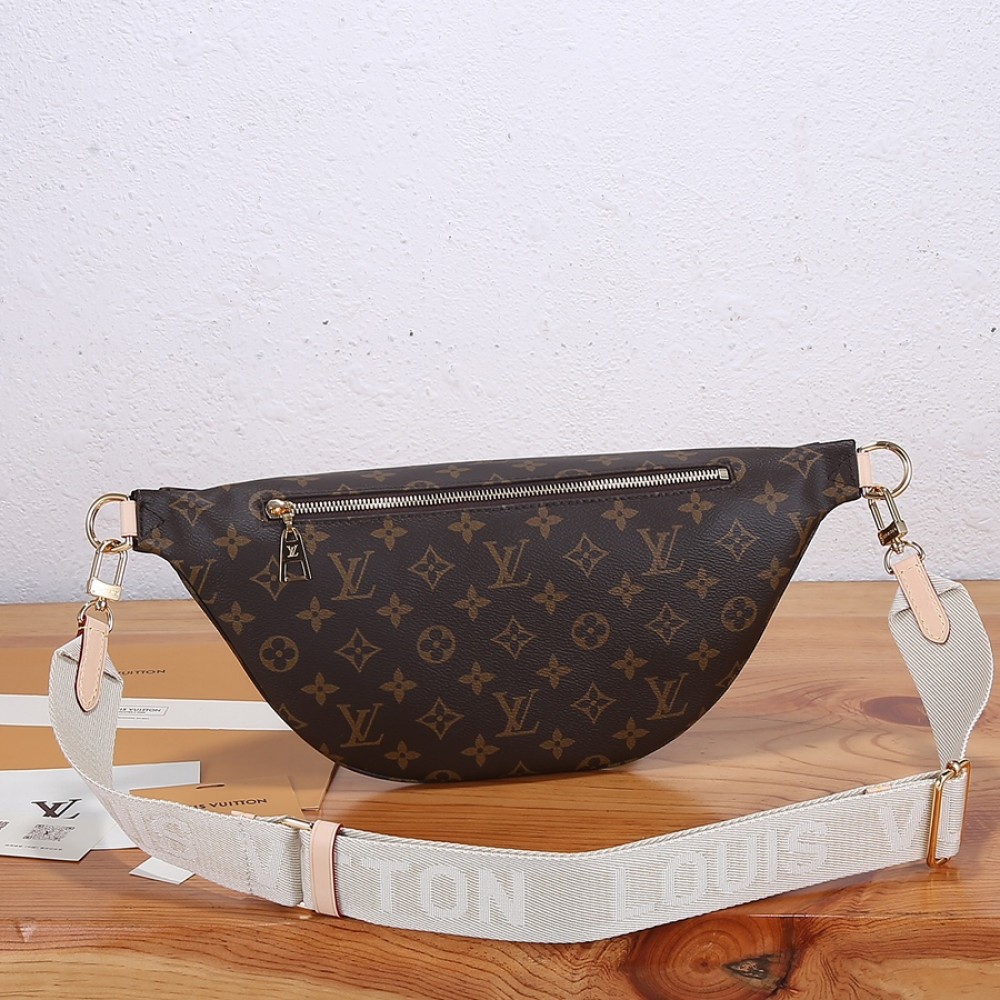 Louis Vuitton DISCOVERY Small Belt Bag in Textured Canvas and Leather Louis Vuitton DISCOVERY Small Belt Bag in Textured Canvas and Leather