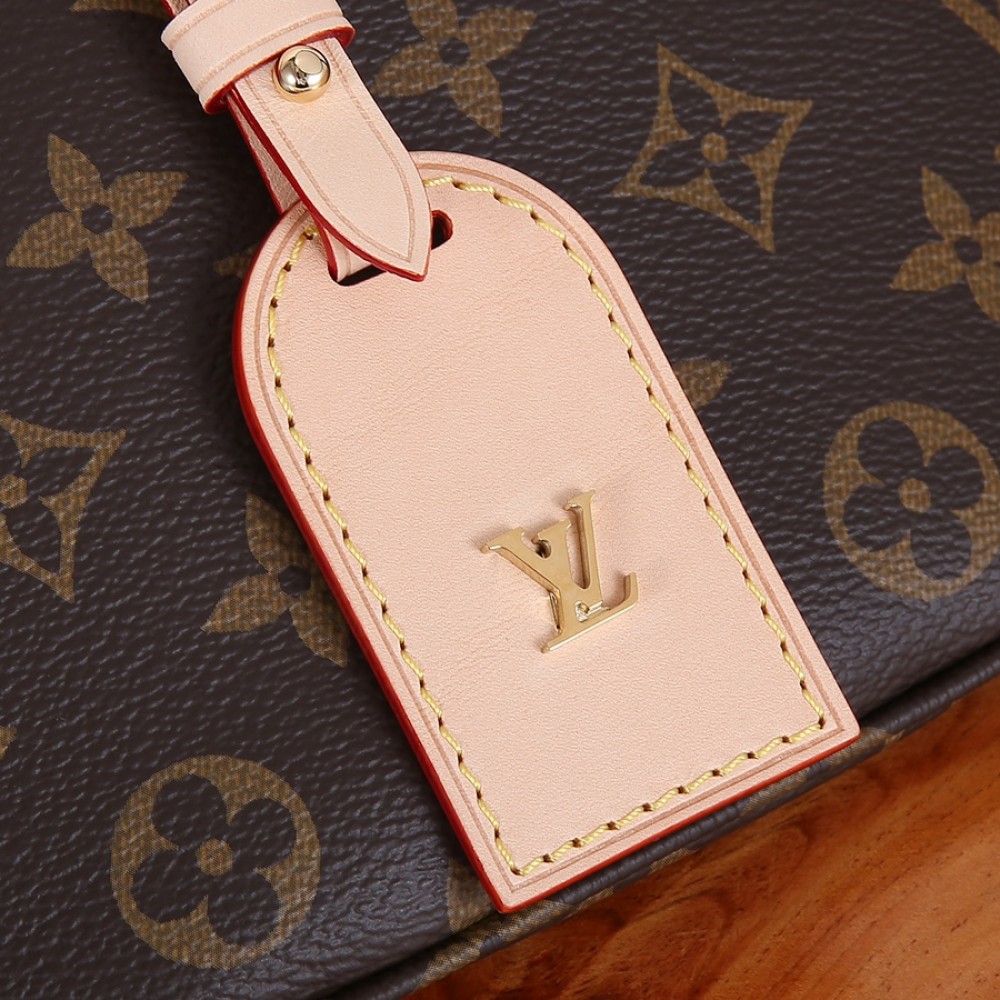 Louis Vuitton DISCOVERY Small Belt Bag in Textured Canvas and Leather Louis Vuitton DISCOVERY Small Belt Bag in Textured Canvas and Leather