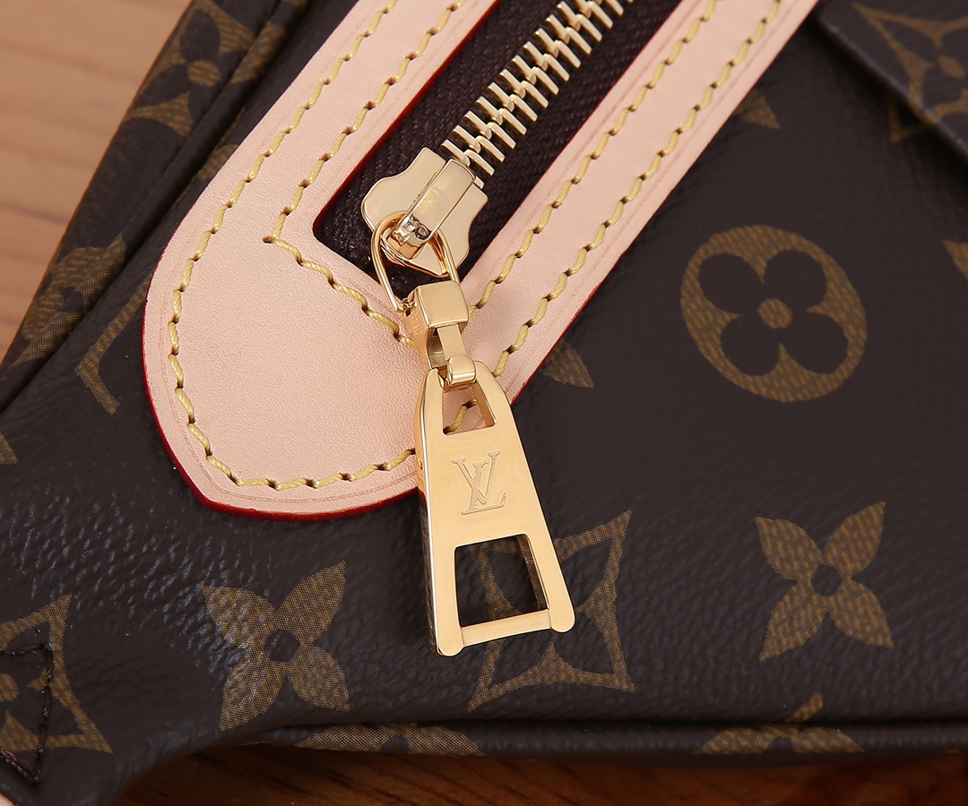 Louis Vuitton DISCOVERY Small Belt Bag in Textured Canvas and Leather Louis Vuitton DISCOVERY Small Belt Bag in Textured Canvas and Leather