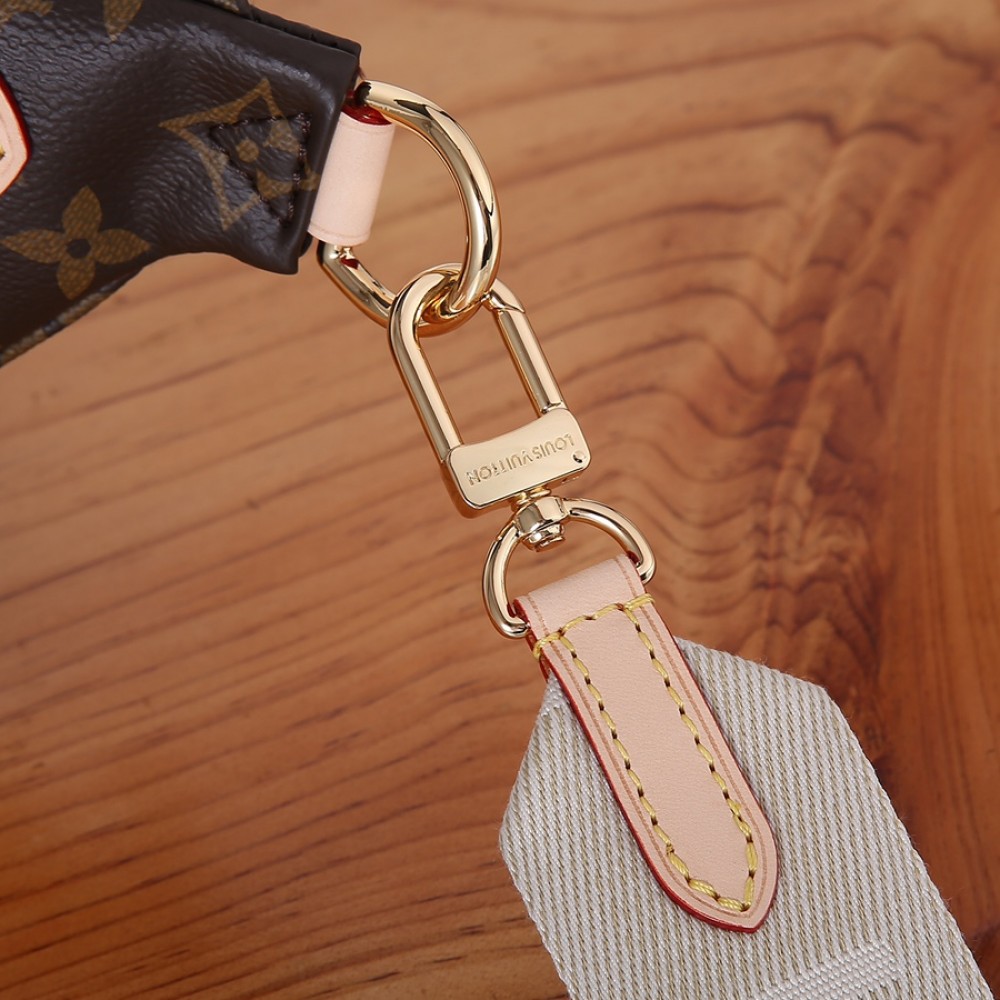 Louis Vuitton DISCOVERY Small Belt Bag in Textured Canvas and Leather Louis Vuitton DISCOVERY Small Belt Bag in Textured Canvas and Leather