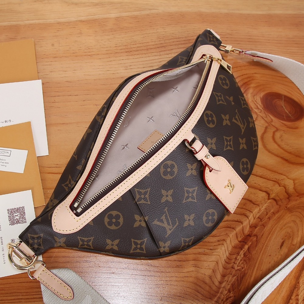 Louis Vuitton DISCOVERY Small Belt Bag in Textured Canvas and Leather Louis Vuitton DISCOVERY Small Belt Bag in Textured Canvas and Leather