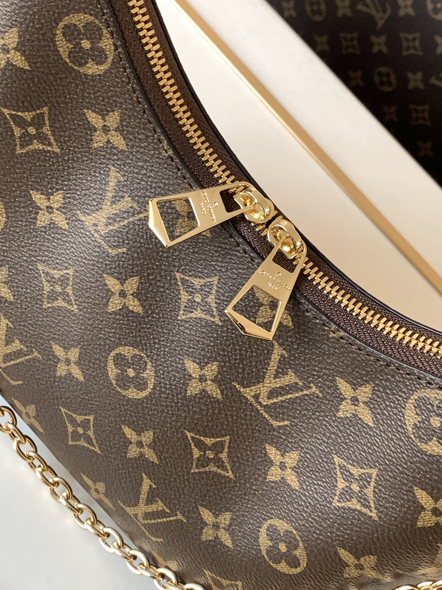 Louis Vuitton ONTHEGO classic small handbag canvas pattern hardware chain shoulder strap handbag Louis Vuitton ONTHEGO classic small handbag canvas pattern hardware chain shoulder strap handbag