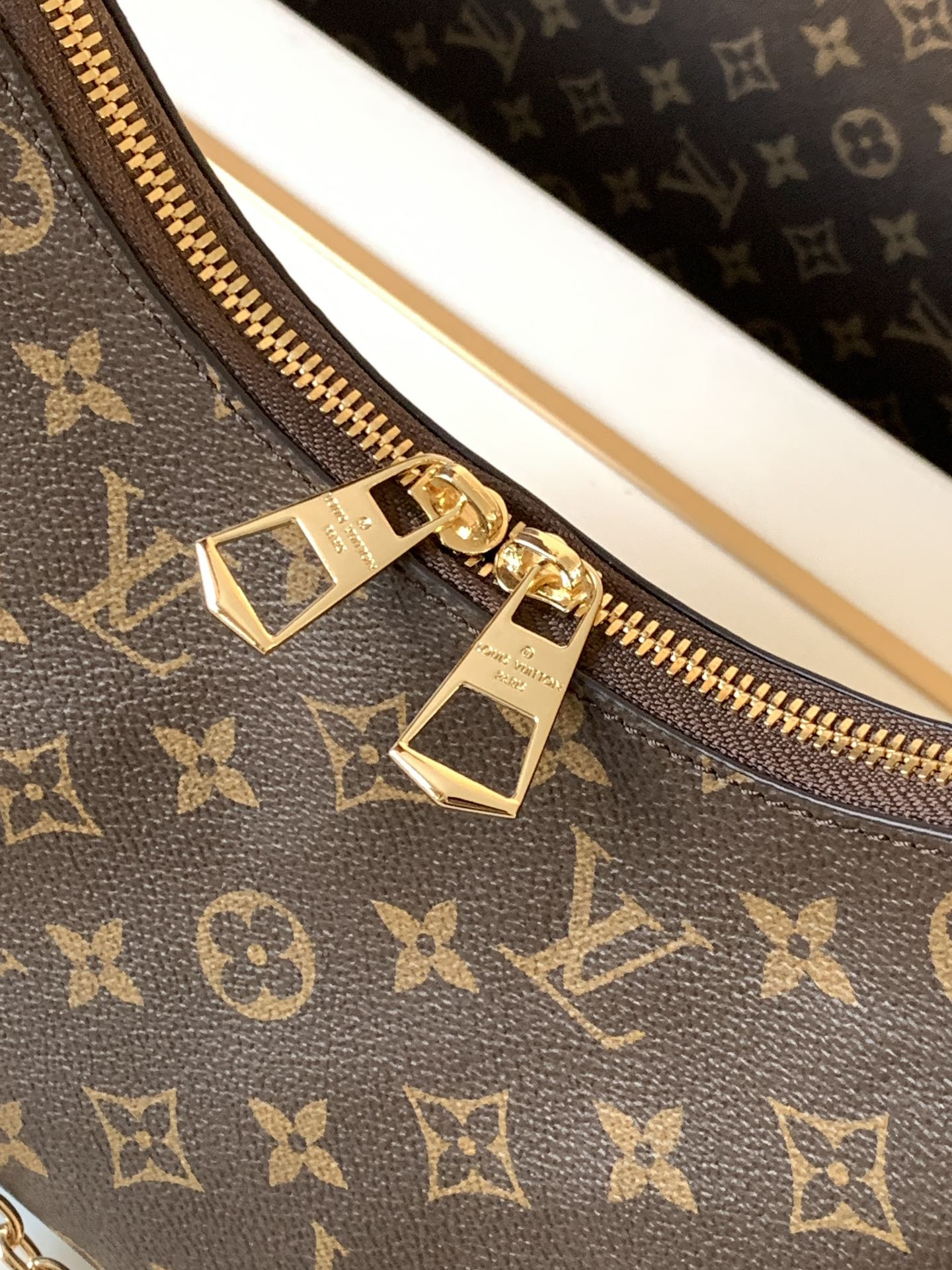 Louis Vuitton ONTHEGO classic small canvas pattern hardware chain shoulder strap handbag Louis Vuitton ONTHEGO classic small canvas pattern hardware chain shoulder strap handbag
