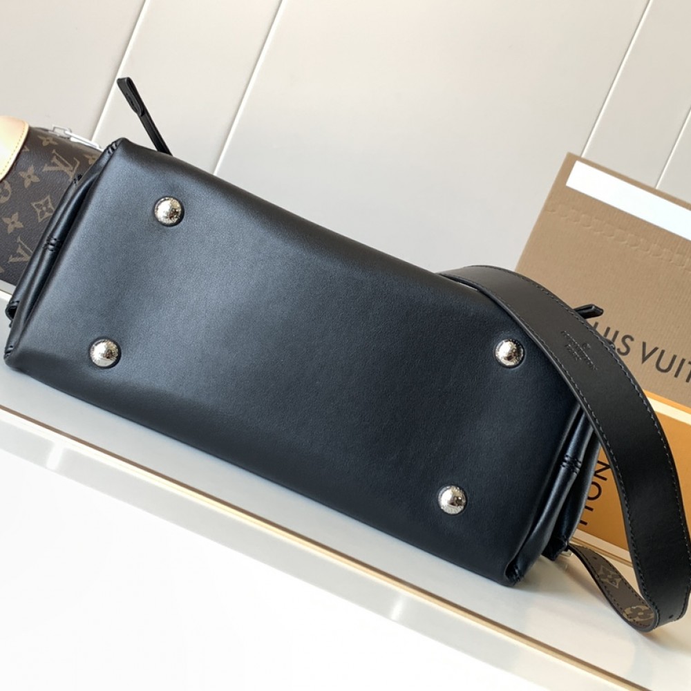 Louis Vuitton Pochette Métis Medium Black Leather Hardware Chain Shoulder Strap Handbag Louis Vuitton Pochette Métis Medium Black Leather Hardware Chain Shoulder Strap Handbag