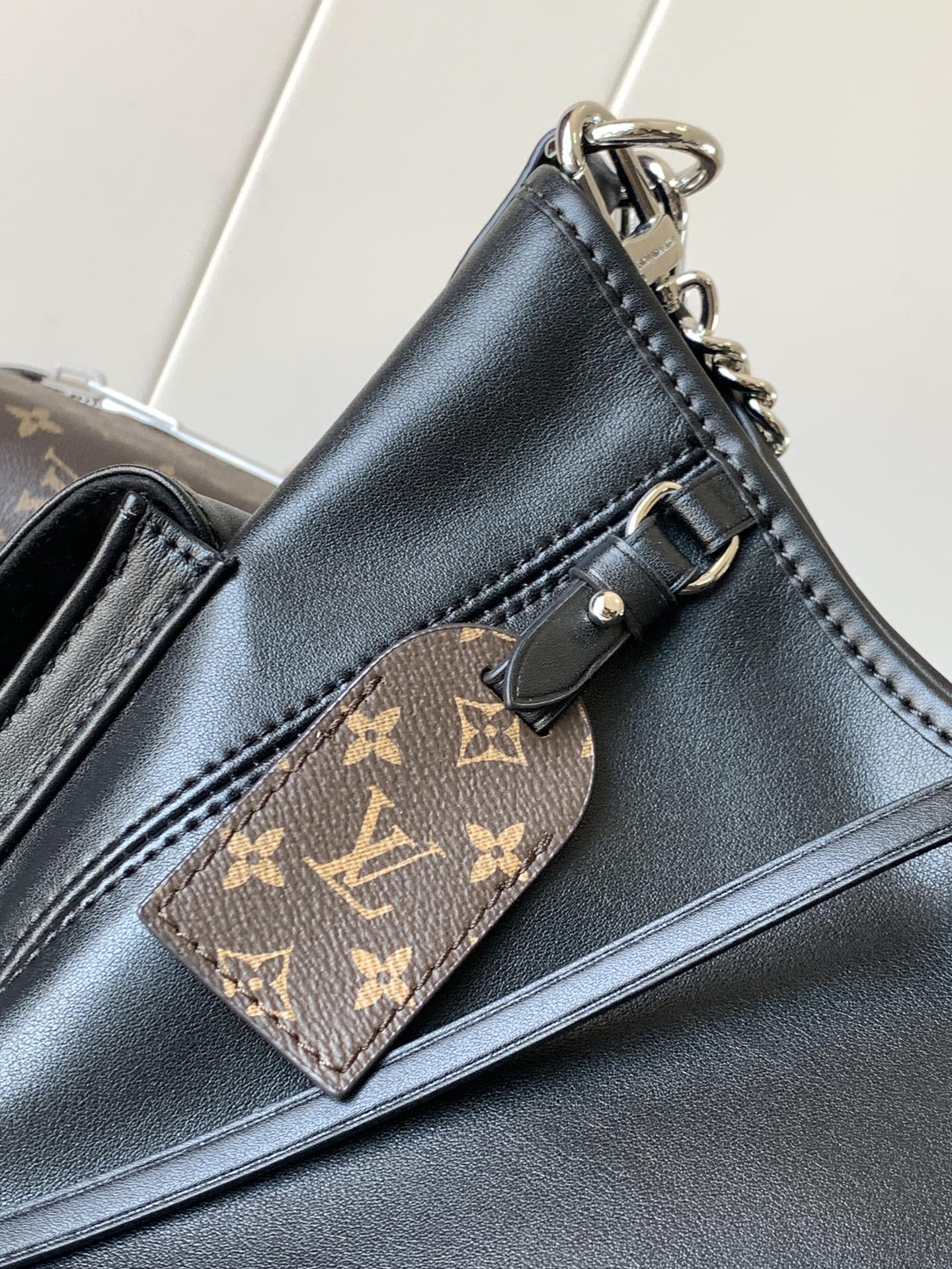 Louis Vuitton Pochette Métis Medium Black Leather Hardware Chain Shoulder Strap Handbag Louis Vuitton Pochette Métis Medium Black Leather Hardware Chain Shoulder Strap Handbag