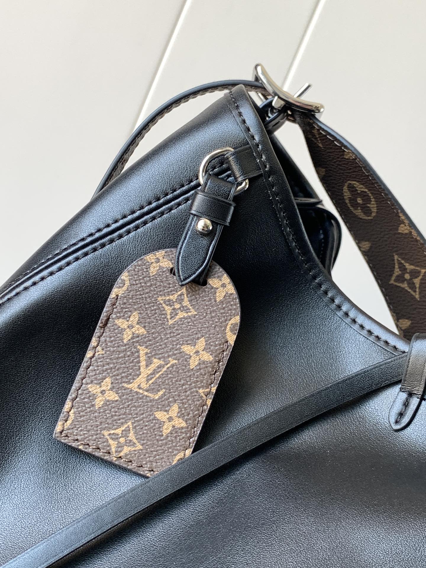 Louis Vuitton Pochette Métis Large Black Leather Hardware Chain Shoulder Strap Handbag Louis Vuitton Pochette Métis Large Black Leather Hardware Chain Shoulder Strap Handbag