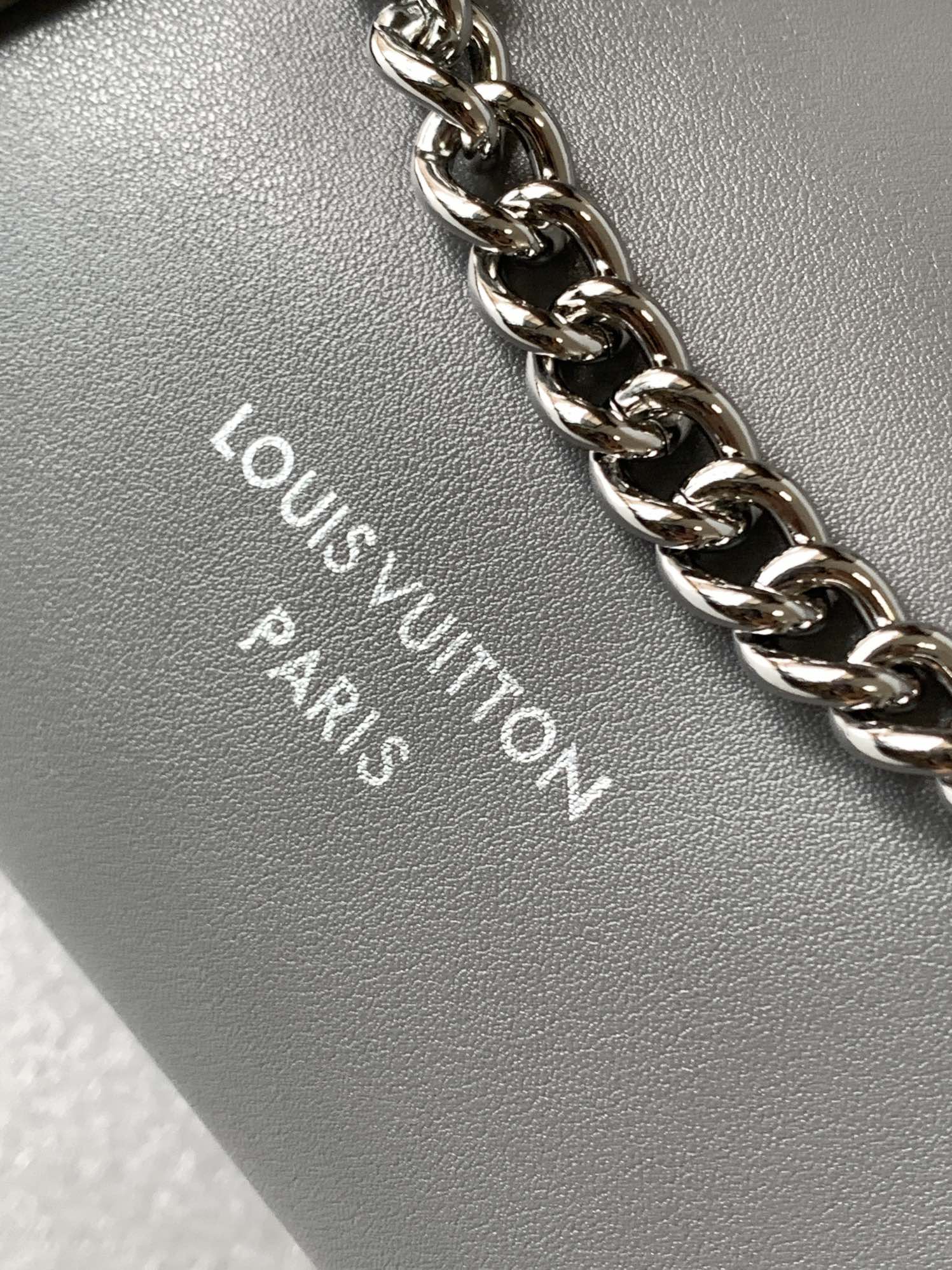 Louis Vuitton POCHETTE MÉTIS leather silver textured chain shoulder strap handbag Louis Vuitton POCHETTE MÉTIS leather silver textured chain shoulder strap handbag