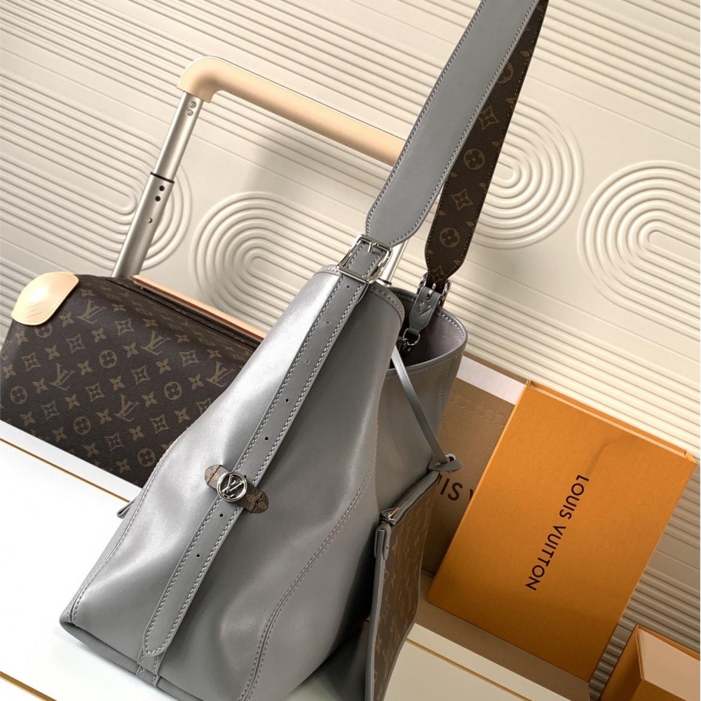 Louis Vuitton POCHETTE MÉTIS Large Leather and Silver Textured Chain Shoulder Strap Louis Vuitton POCHETTE MÉTIS Large Leather and Silver Textured Chain Shoulder Strap