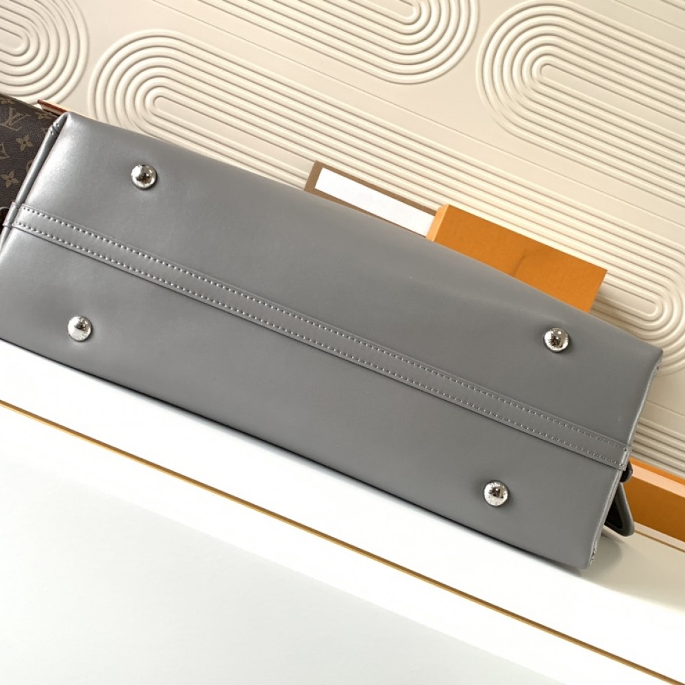 Louis Vuitton POCHETTE MÉTIS Large Leather and Silver Textured Chain Shoulder Strap Louis Vuitton POCHETTE MÉTIS Large Leather and Silver Textured Chain Shoulder Strap