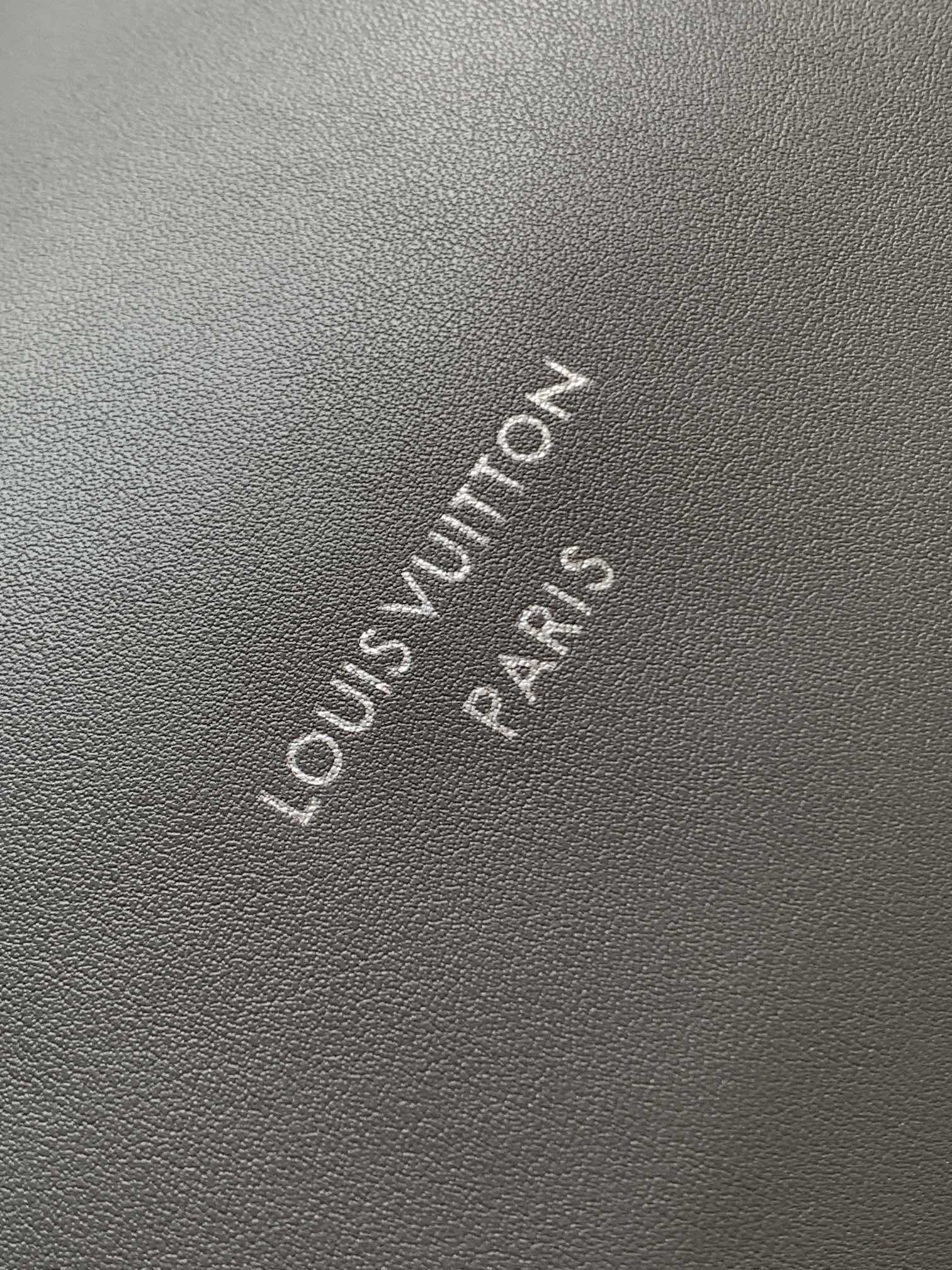Louis Vuitton POCHETTE MÉTIS Large Leather and Silver Textured Chain Shoulder Strap Louis Vuitton POCHETTE MÉTIS Large Leather and Silver Textured Chain Shoulder Strap