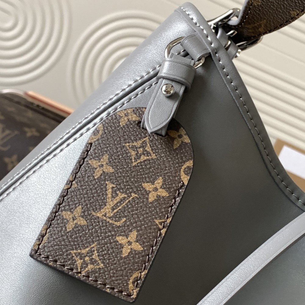 Louis Vuitton POCHETTE MÉTIS Large Leather and Silver Textured Chain Shoulder Strap Louis Vuitton POCHETTE MÉTIS Large Leather and Silver Textured Chain Shoulder Strap